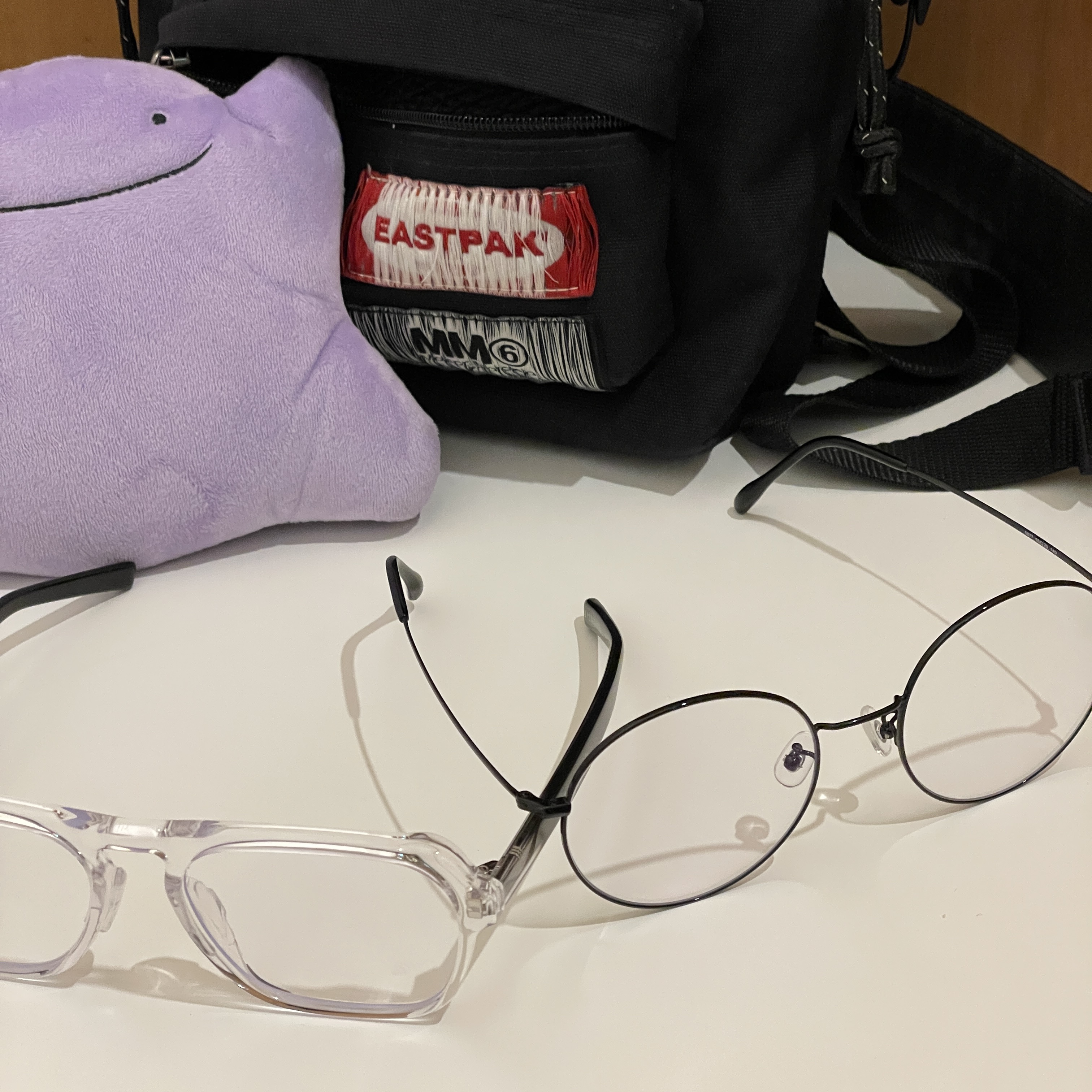 Gentle Monster x Maison Margiela MM011 Clear Black Gradient, MM6 Maison Margiela x Eastpak Mini Shoulder Bag Black 착용 스타일