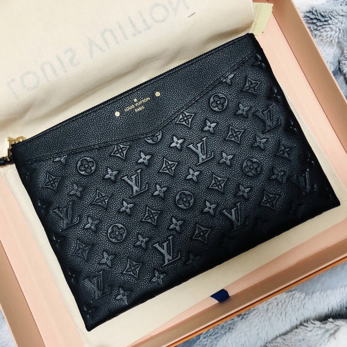 Louis Vuitton Daily Pouch Monogram Empreinte Black 착용 스타일