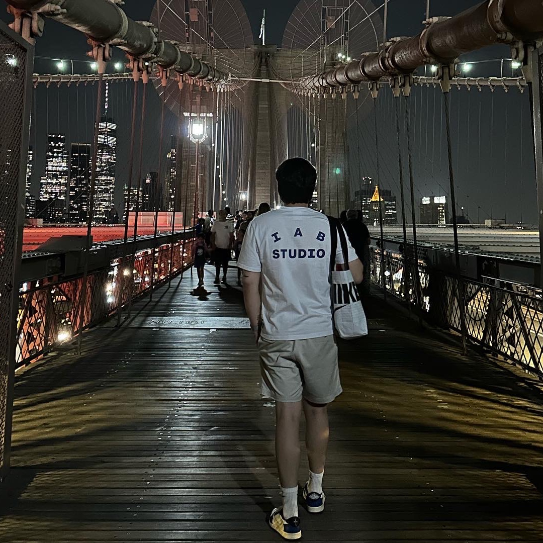 Jordan 1 x Travis Scott x Fragment Retro Low OG SP Military Blue, IAB Studio T-Shirt White Navy - 22FW 착용 스타일 - 2