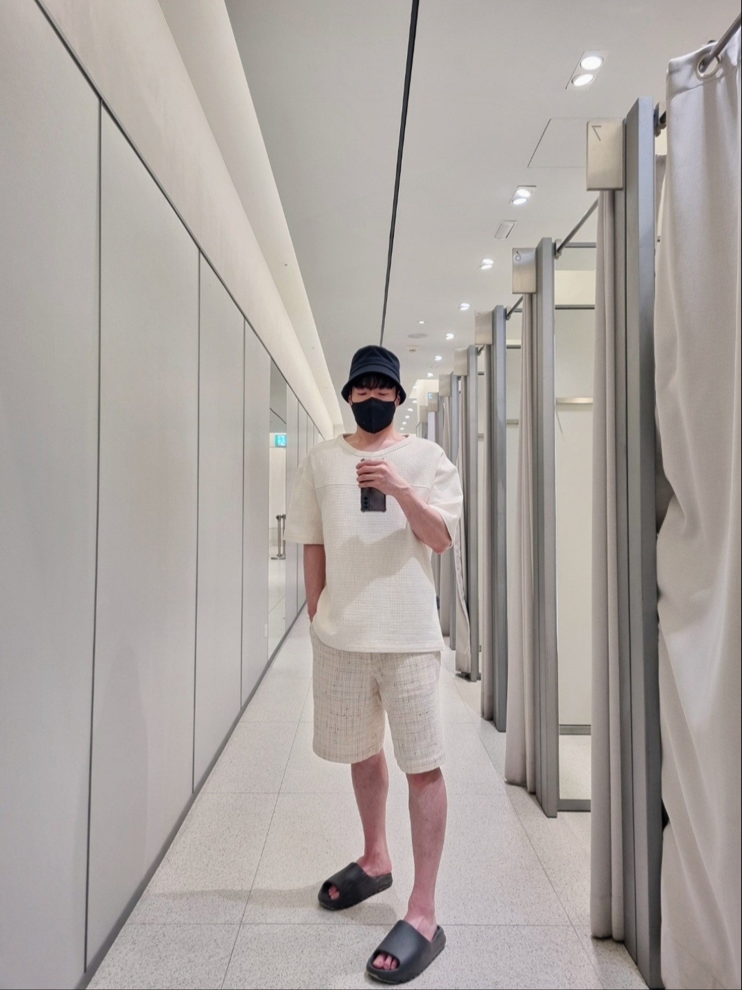 Adidas Yeezy Slide Onyx 착용 스타일 - 1