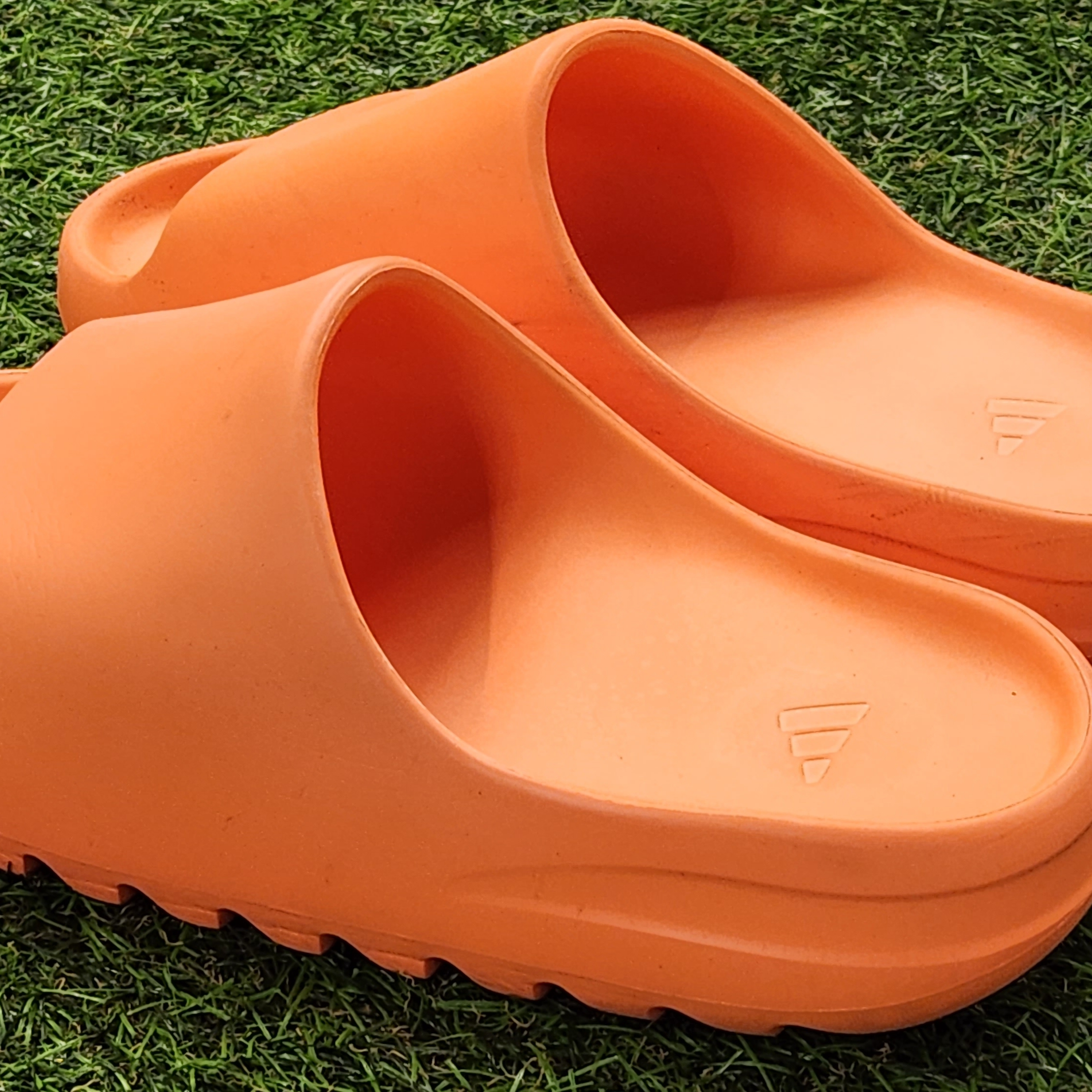 Adidas Yeezy Slide Enflame Orange 착용 스타일 - 1