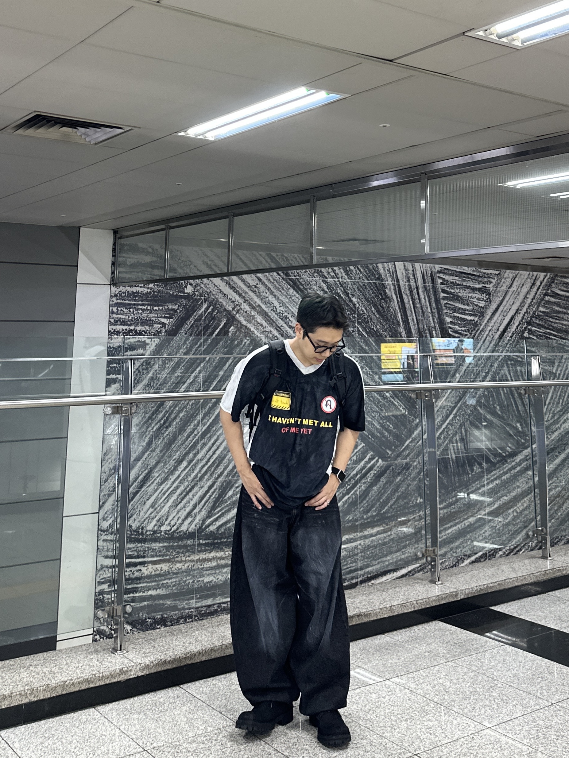 Nos Couleurs Washed Film Jersey T-Shirt Black 착용 스타일