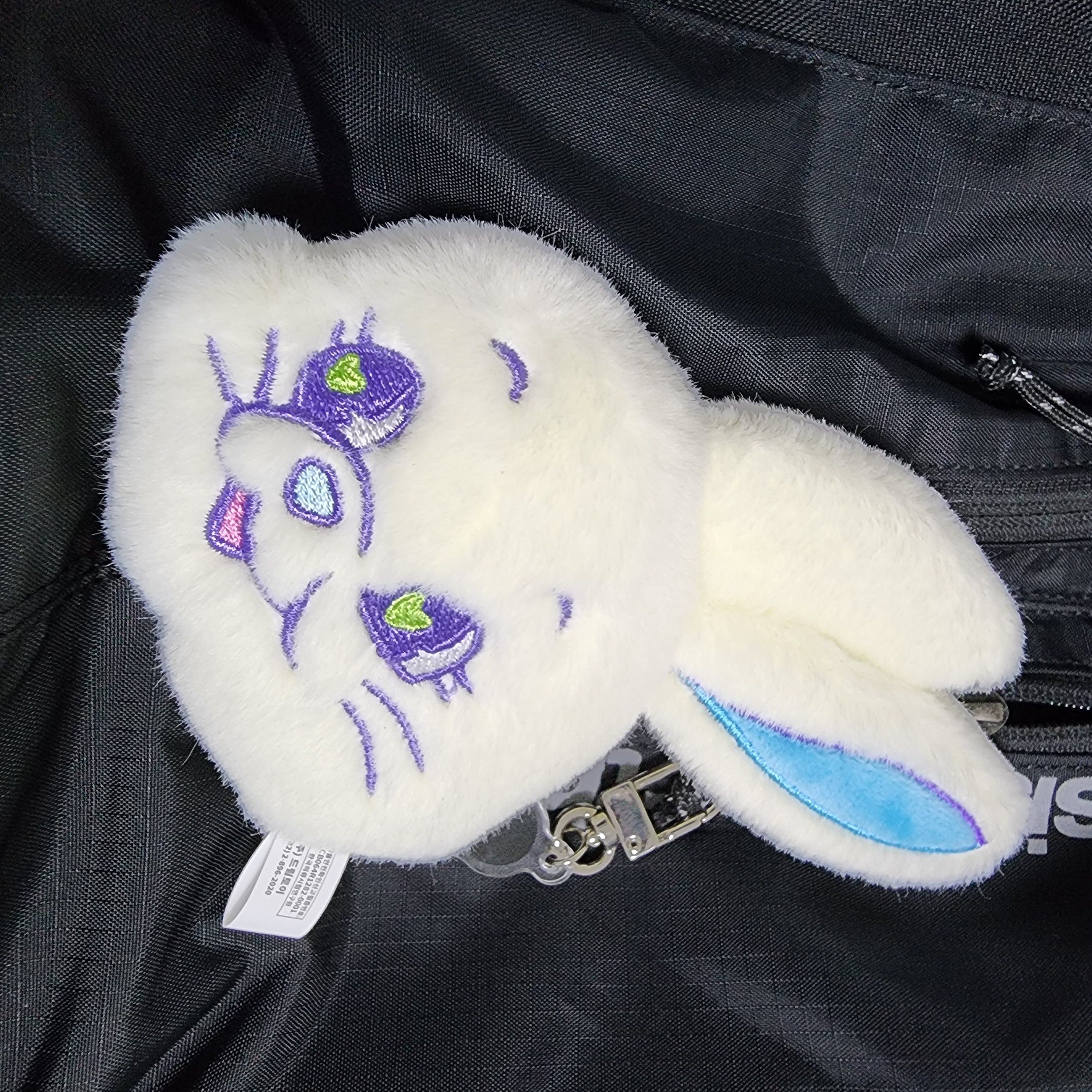 NewJeans Tokki Merchandise Fluffy Keyring White 착용 스타일