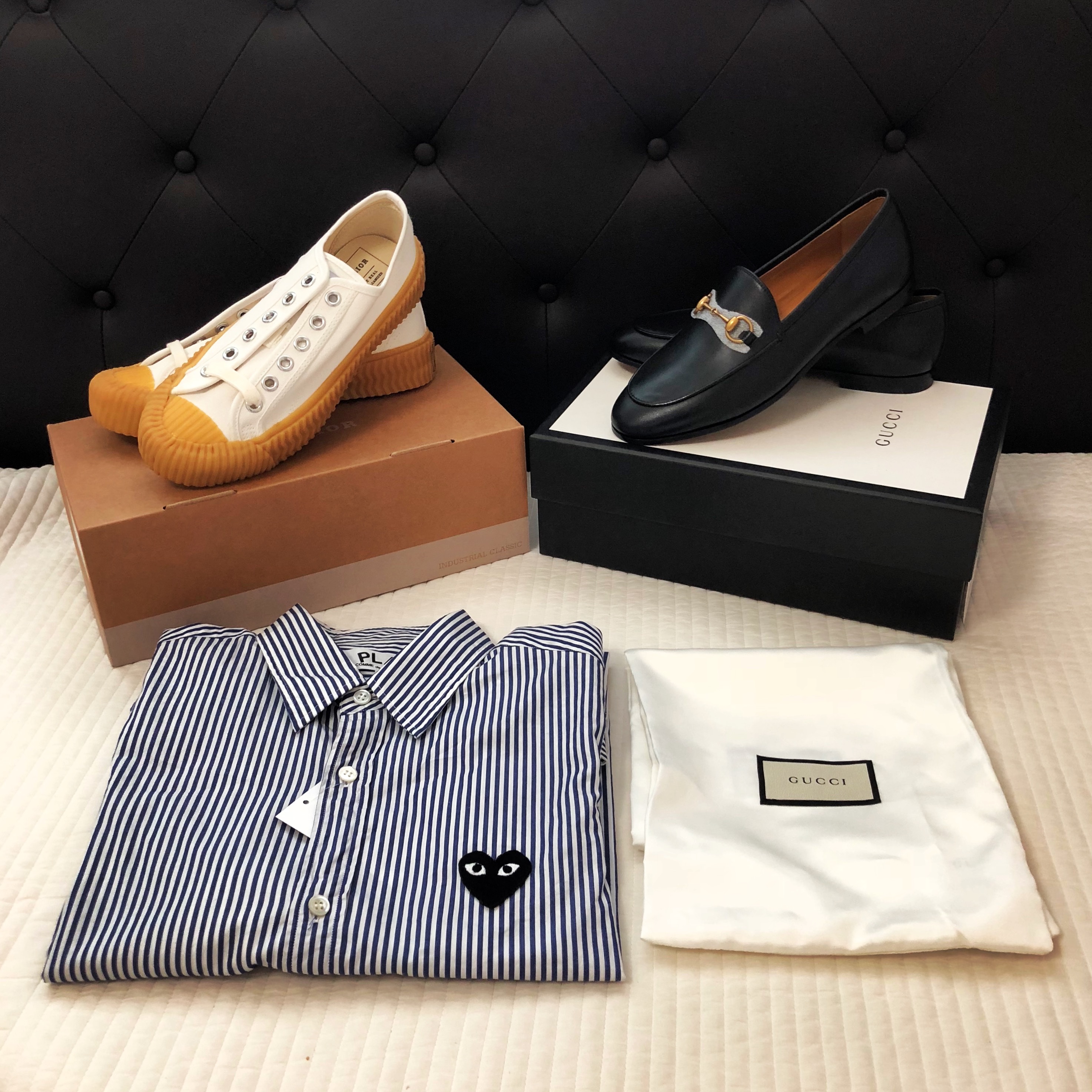 Play Comme des Garcons Striped Black Heart Shirt Blue, (W) Gucci Jordaan Leather Loafers Black 착용 스타일