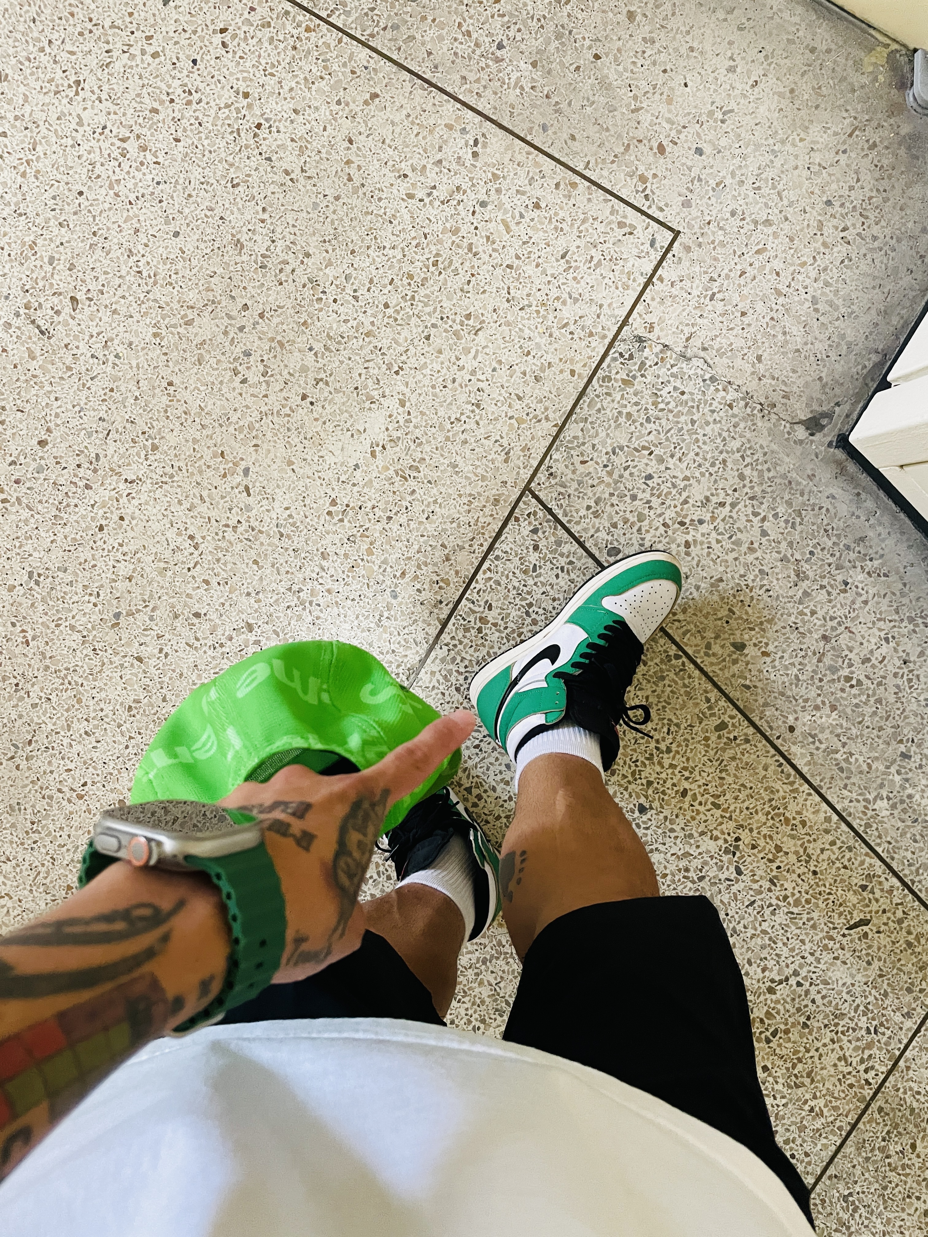 (W) Jordan 1 Retro High OG Lucky Green, Stussy Stock Water Shorts Black 착용 스타일 - 1