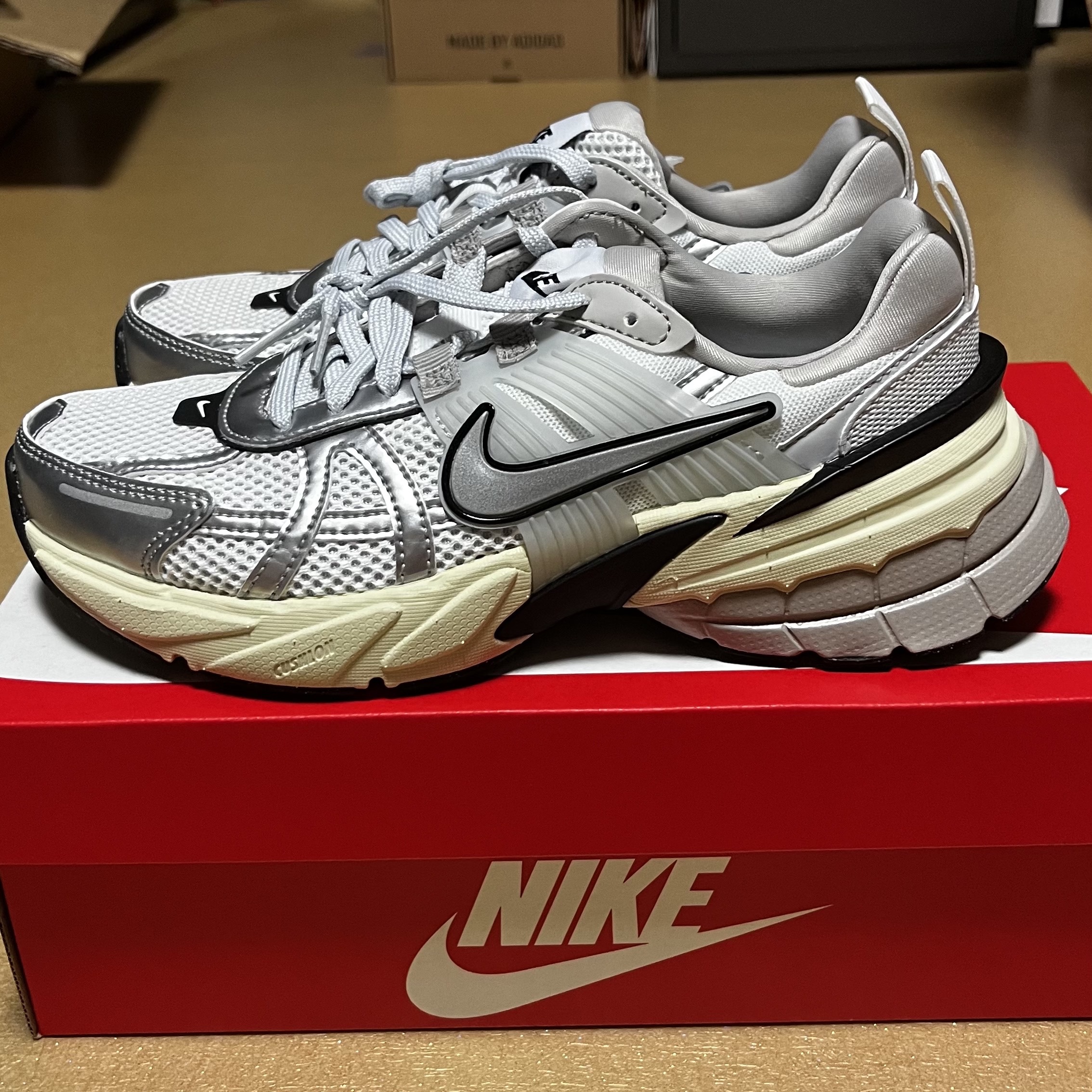 Nike V2K Run Summit White Metallic Silver 착용 스타일 - 1