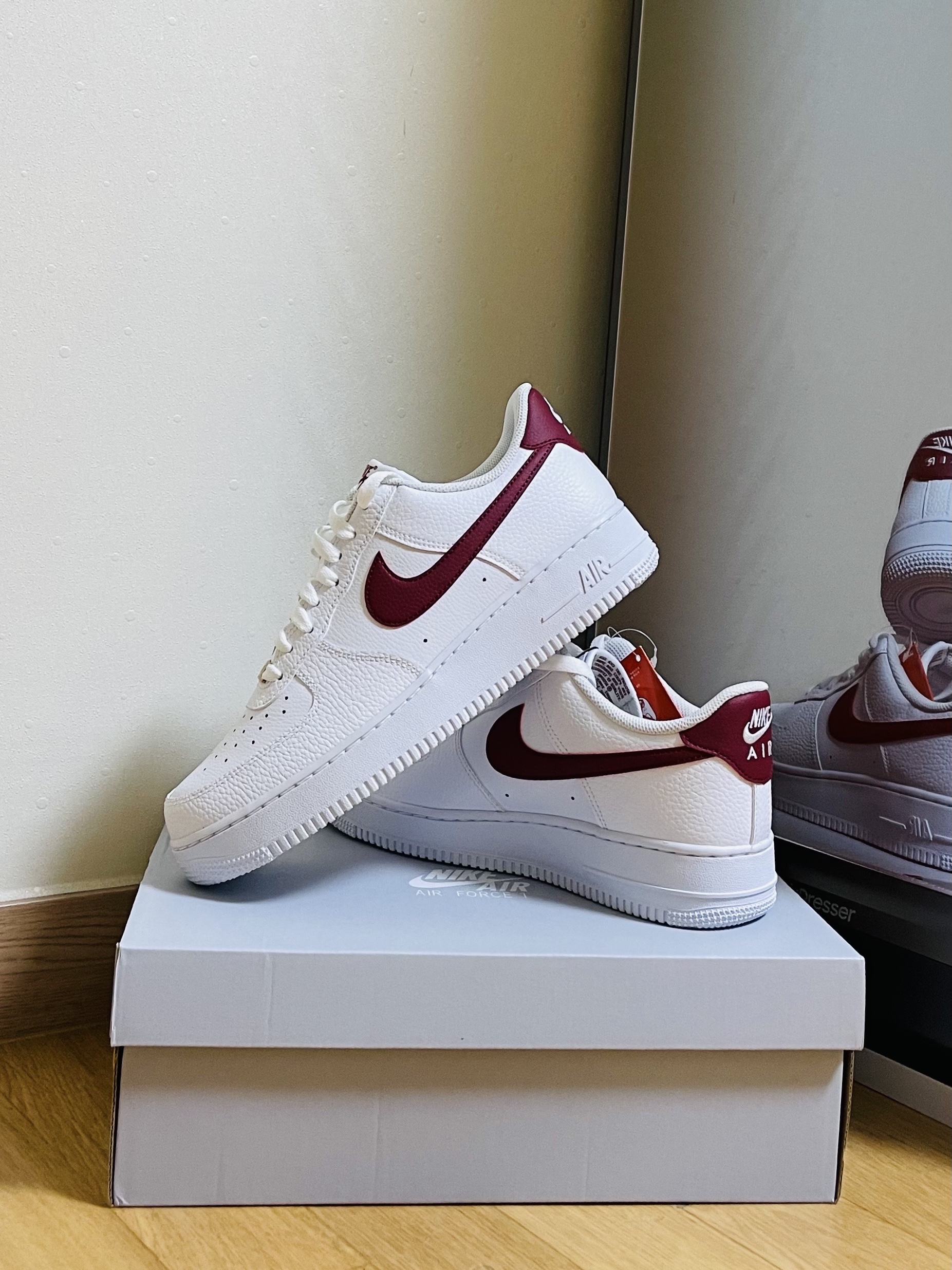 Nike Air Force 1 '07 Low White Team Red 착용 스타일