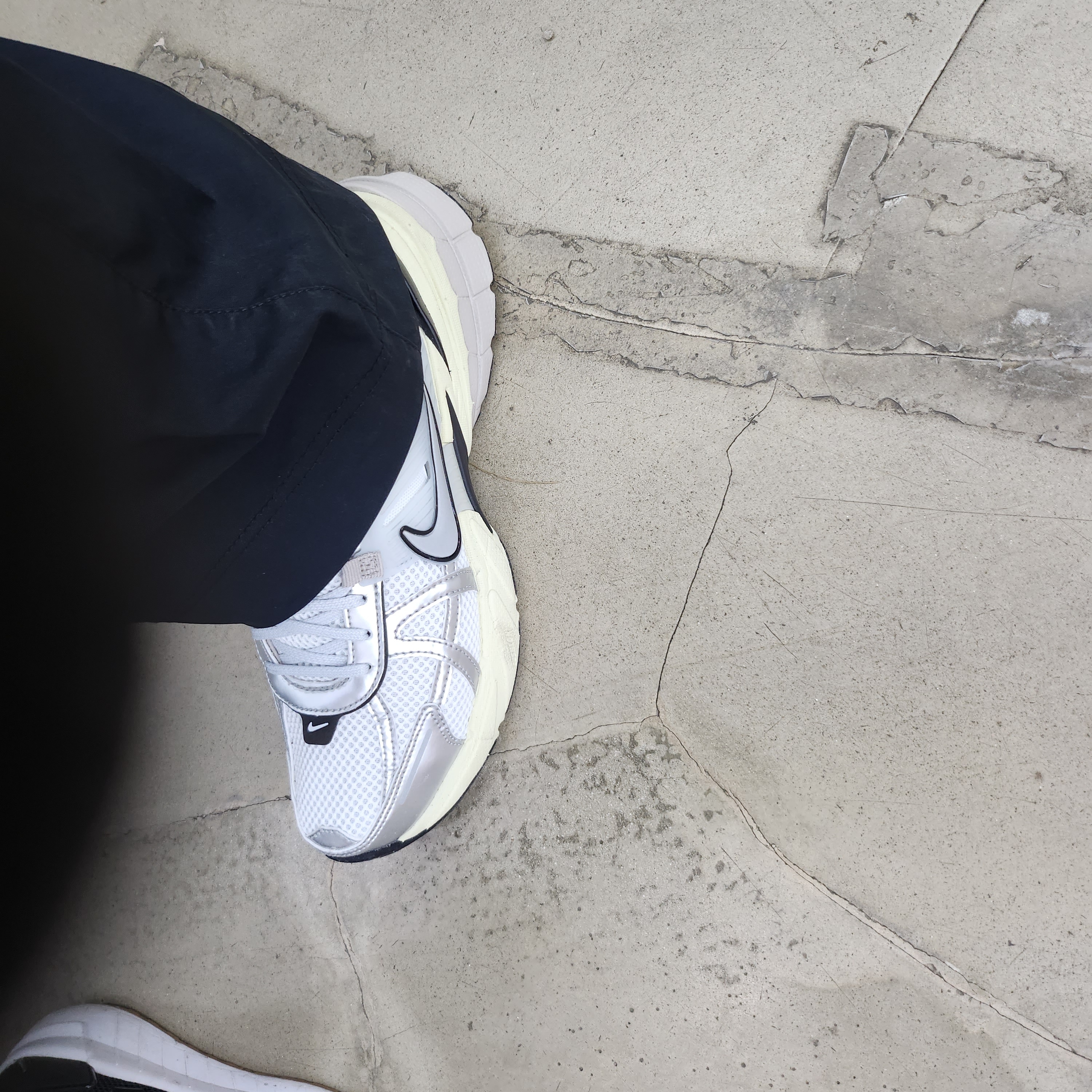 Nike V2K Run Summit White Metallic Silver 착용 스타일