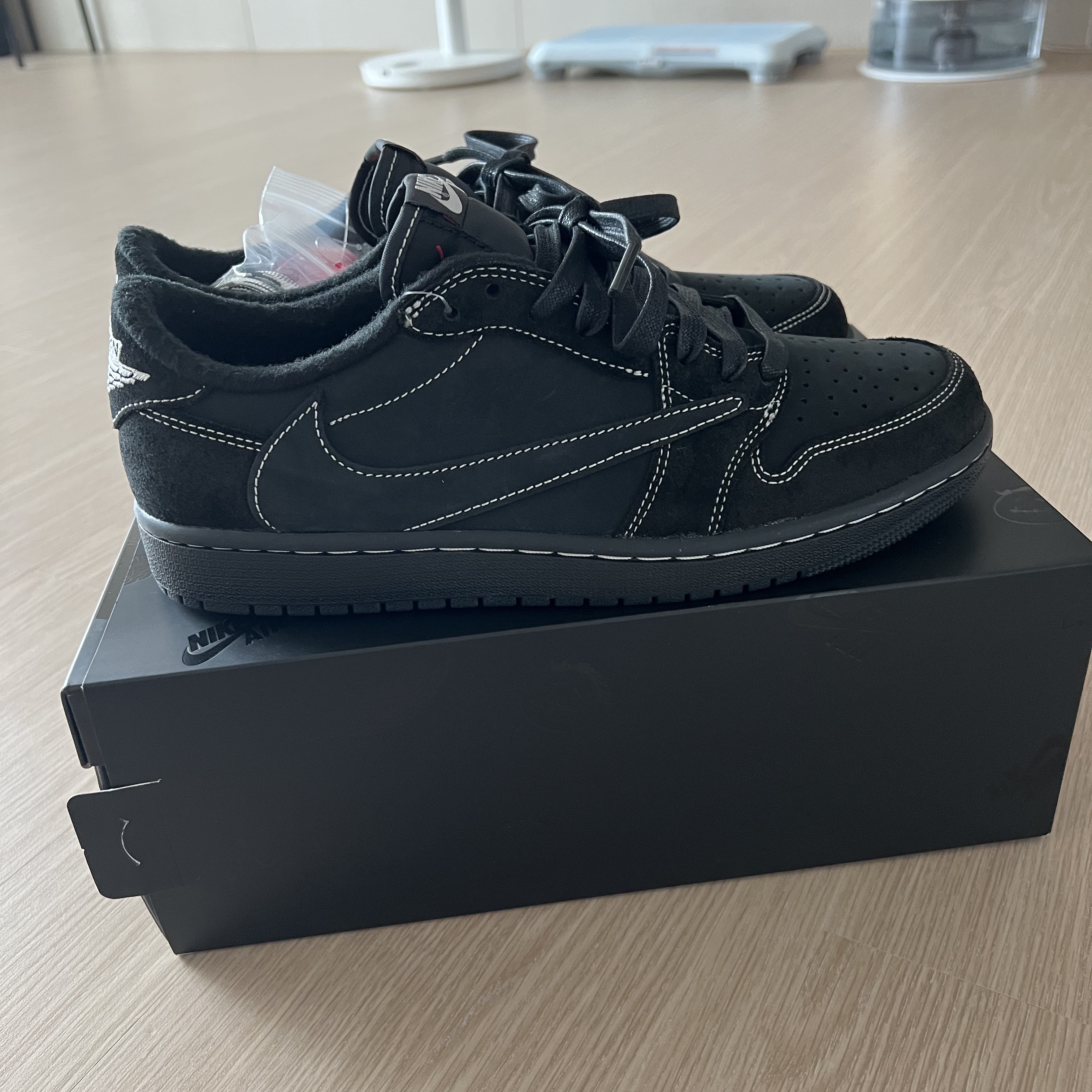 Jordan 1 x Travis Scott Retro Low OG SP Black Phantom 착용 스타일 - 1