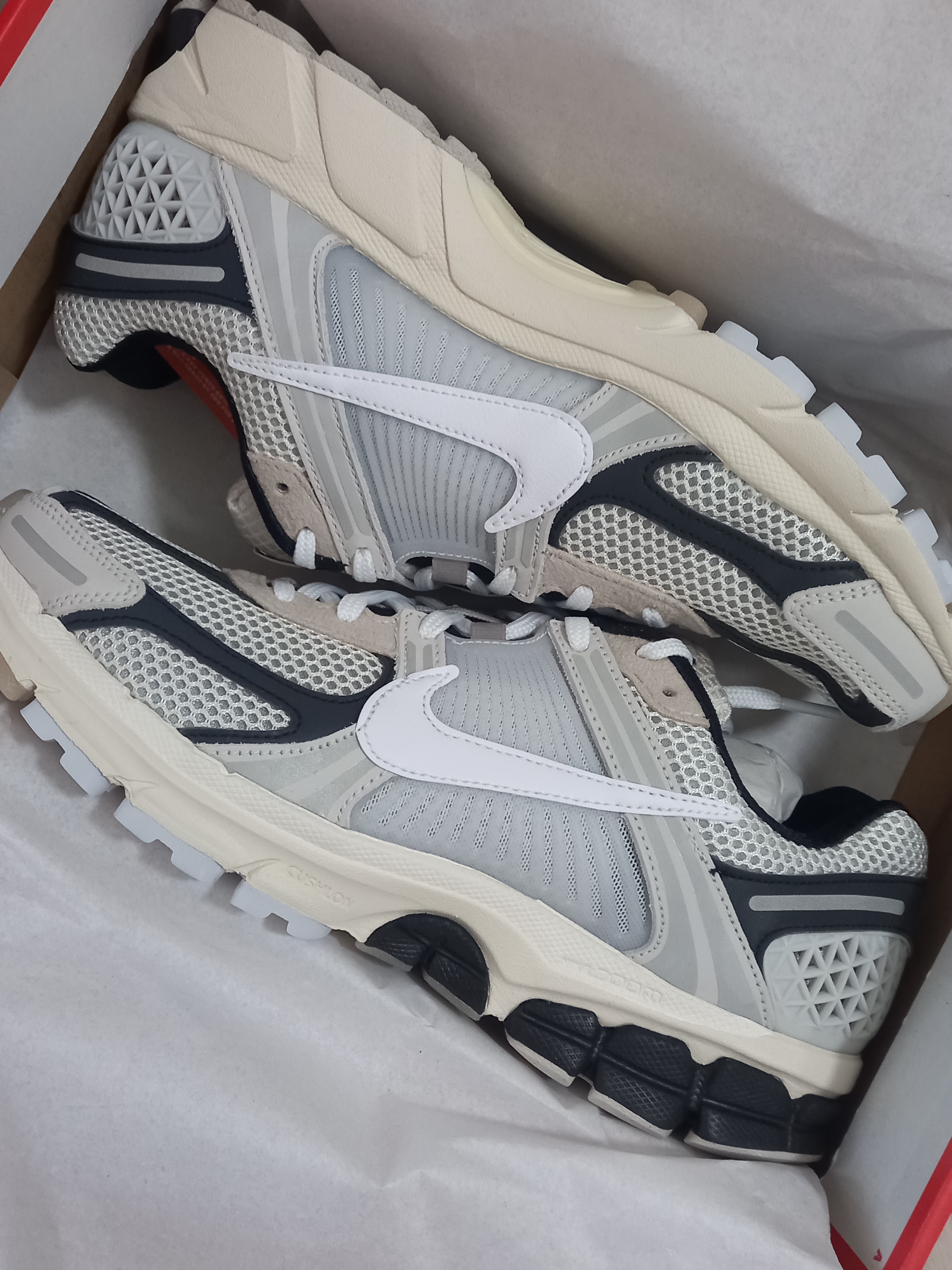 Nike Zoom Vomero 5 Light Bone and Black 착용 스타일