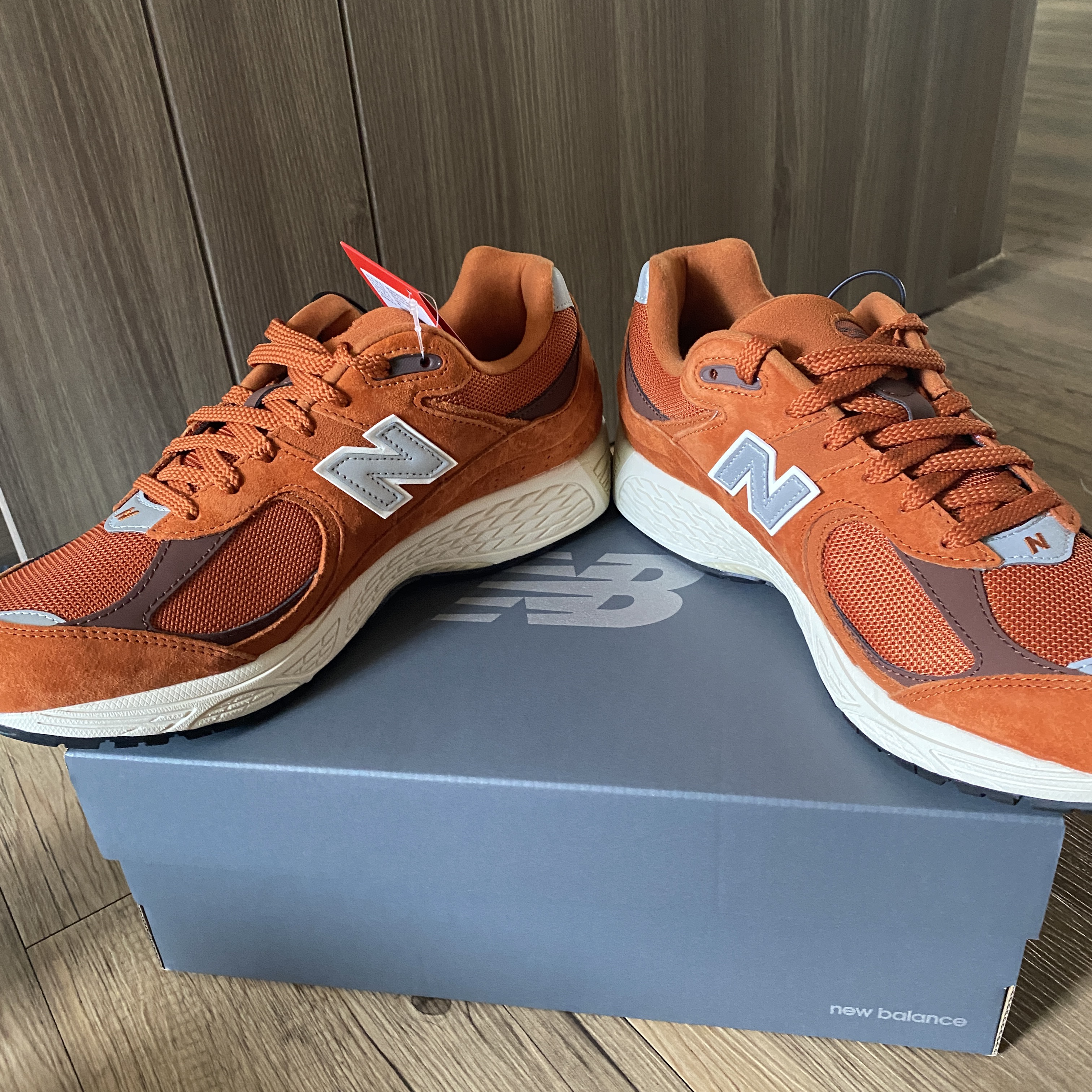 New Balance 2002R Rust Oxide 착용 스타일 - 2