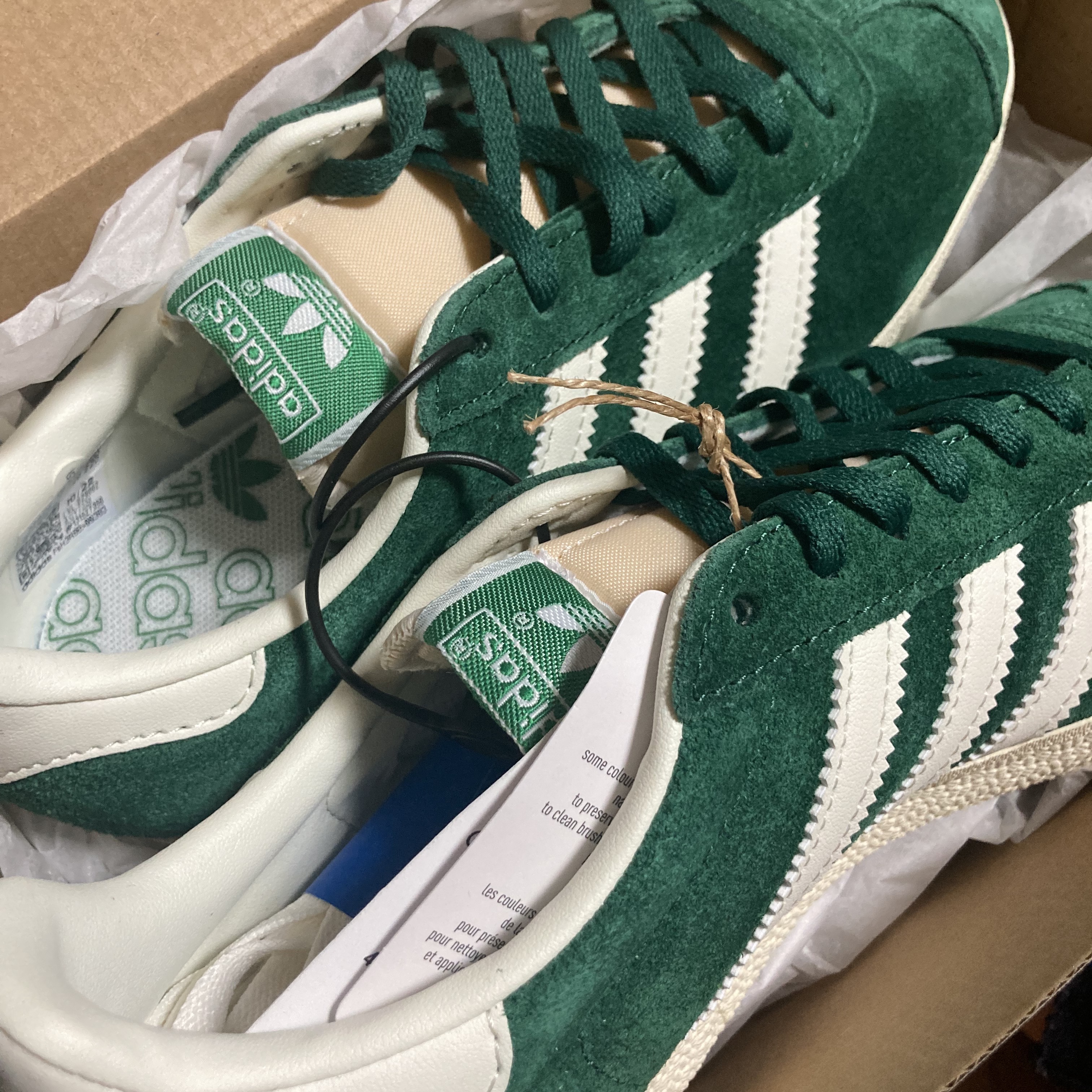 Adidas Gazelle Dark Green Cream White 착용 스타일 - 1
