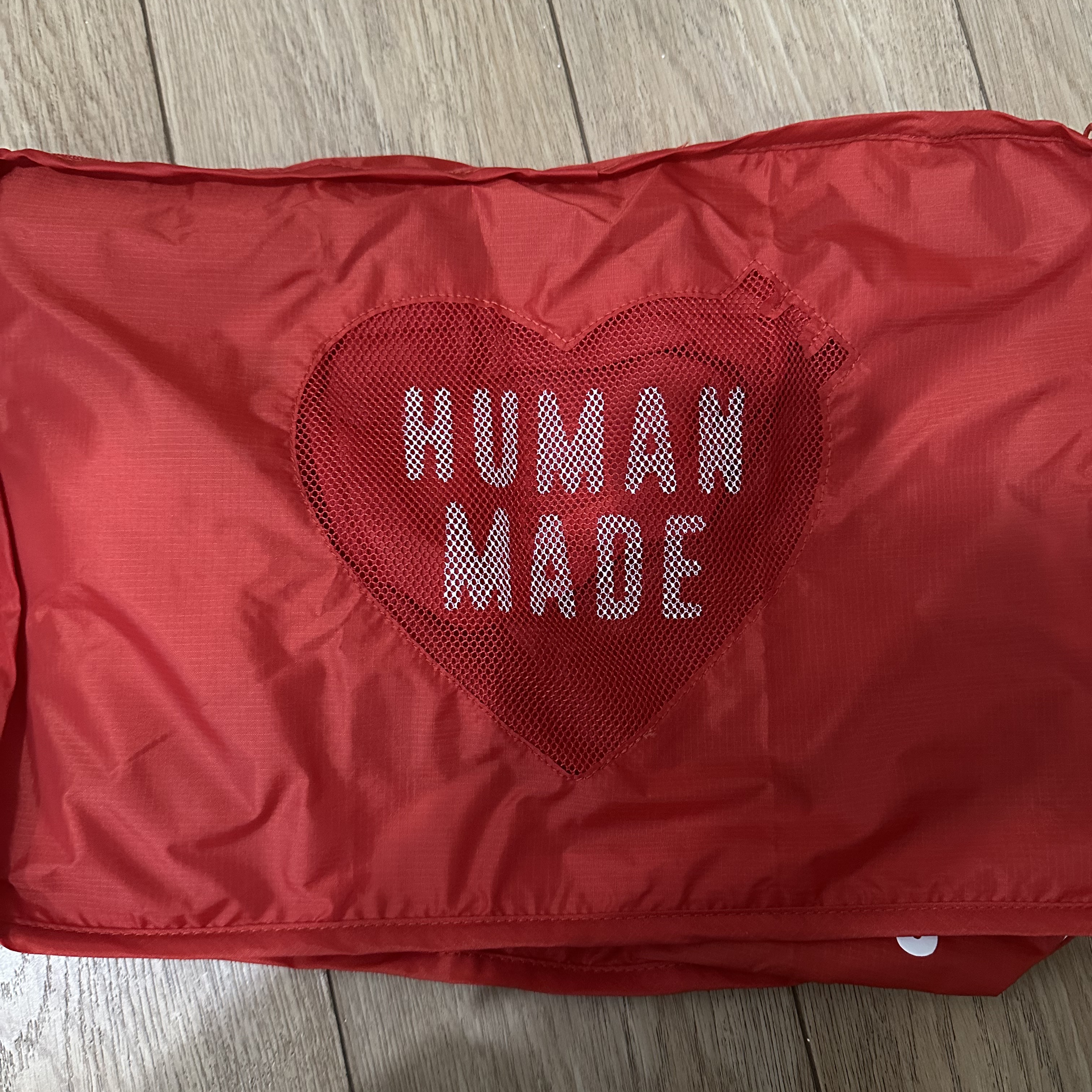 Human Made Gusset Case Medium Red 착용 스타일