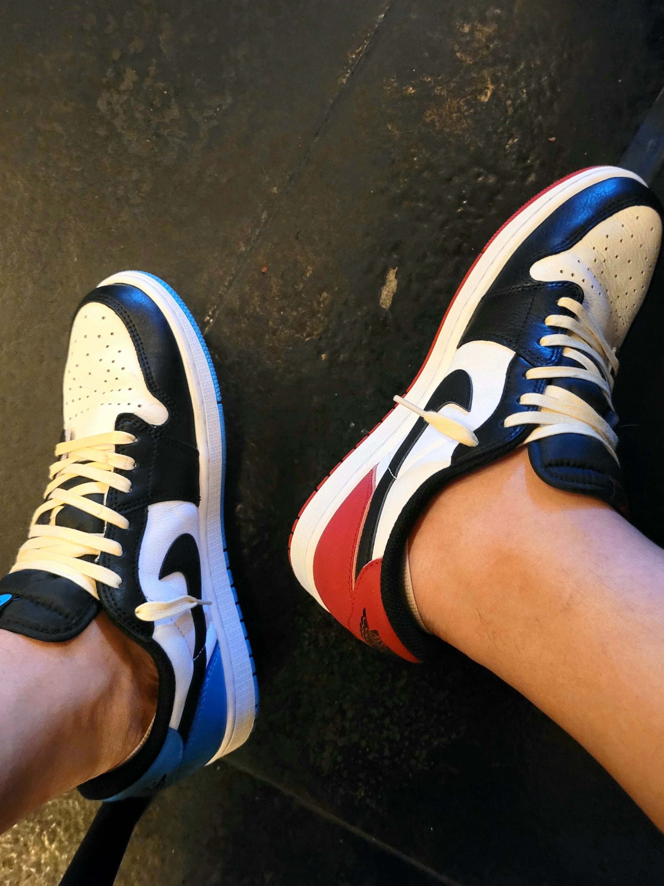 Jordan 1 Retro Low OG Black Toe, Jordan 1 Retro Low OG Black and Dark Powder Blue 착용 스타일