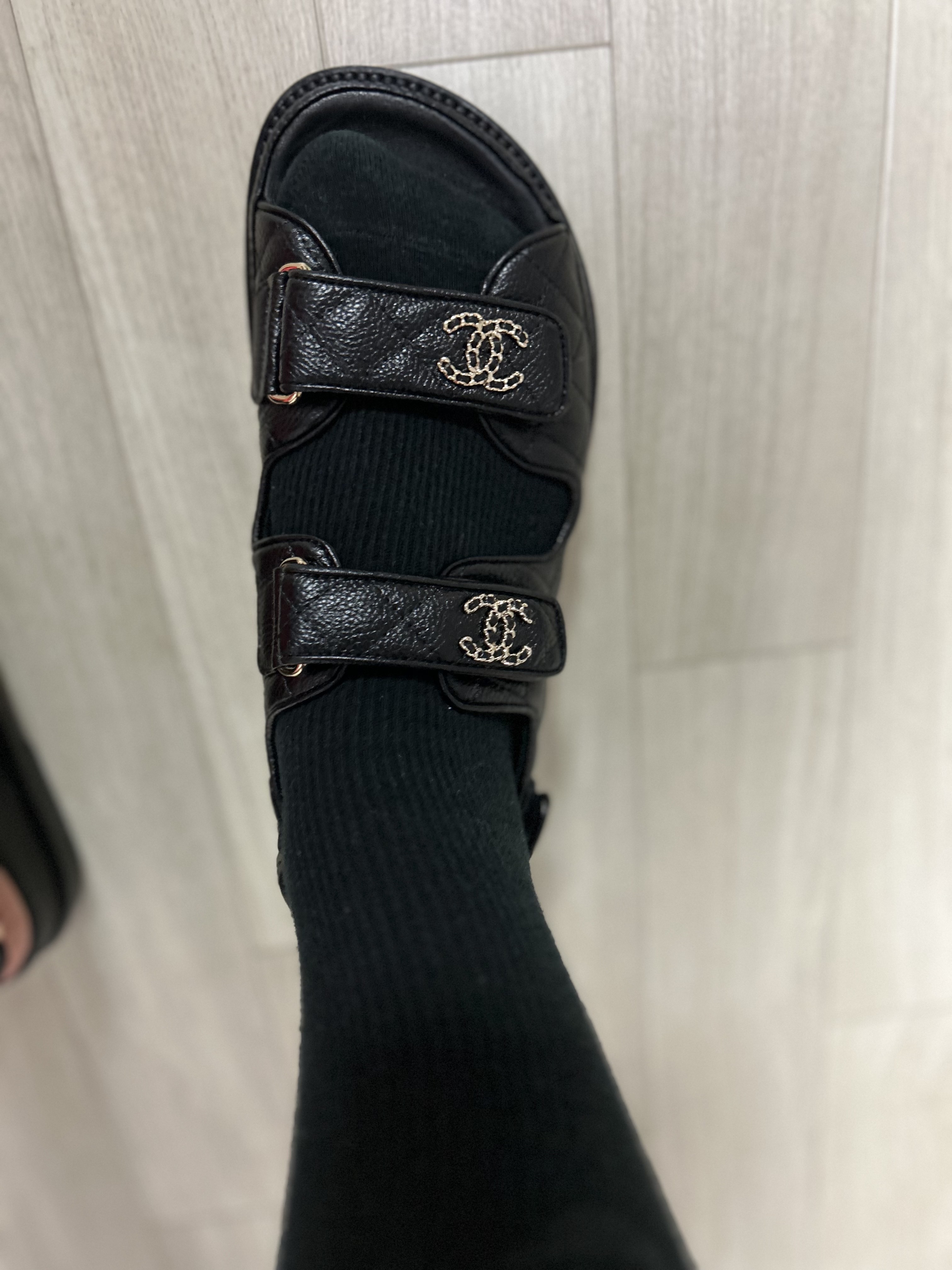 (W) Chanel Sandals Grained Calfskin & Black 착용 스타일 - 5