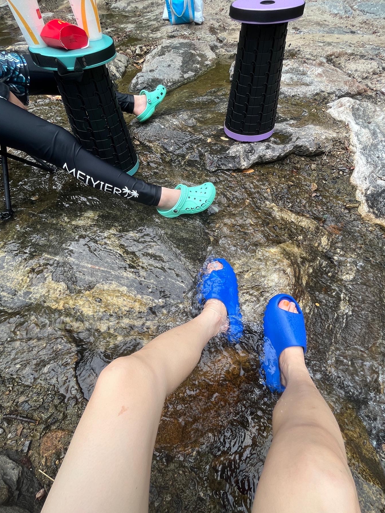 Adidas Yeezy Slide Azure 착용 스타일 - 2