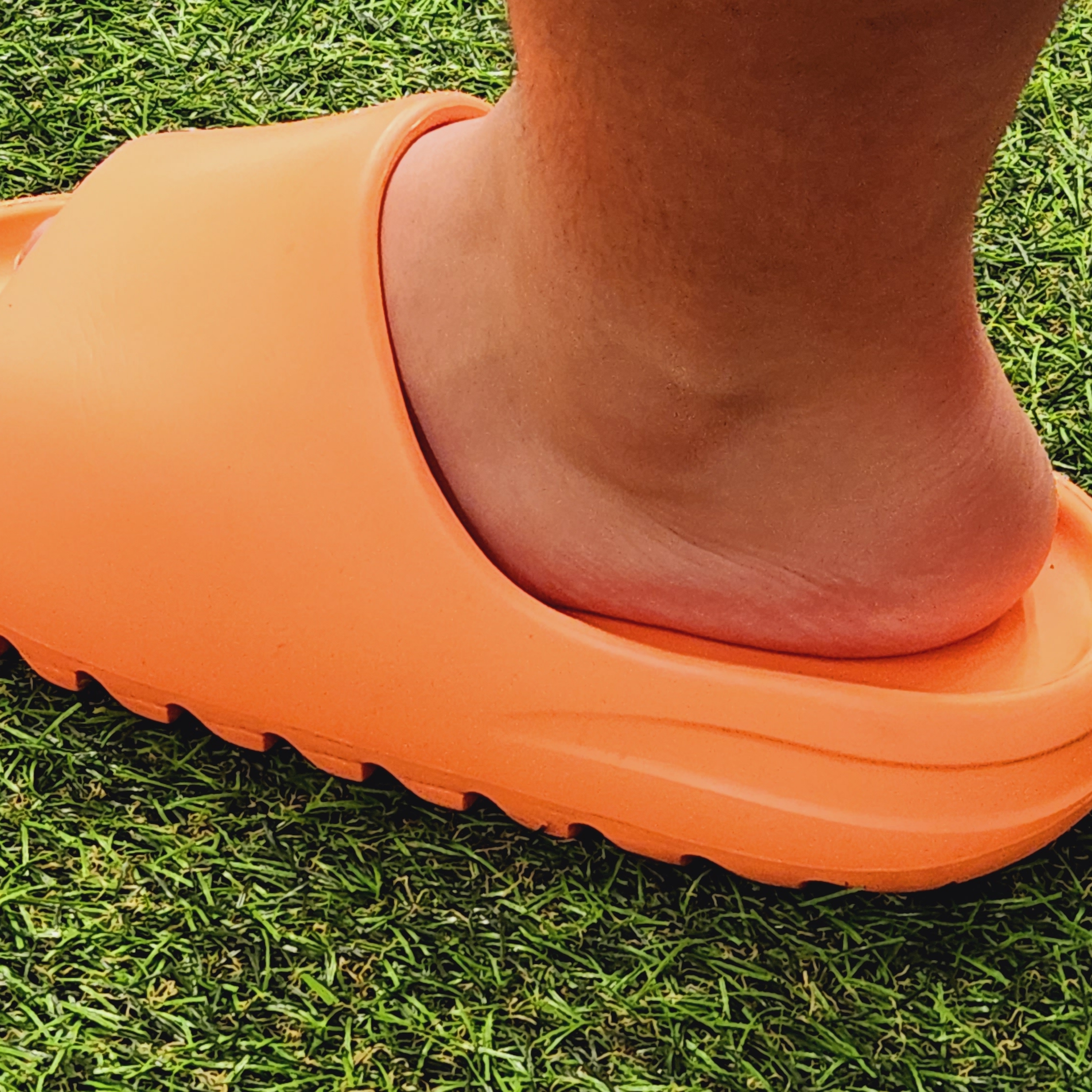 Adidas Yeezy Slide Enflame Orange 착용 스타일 - 2