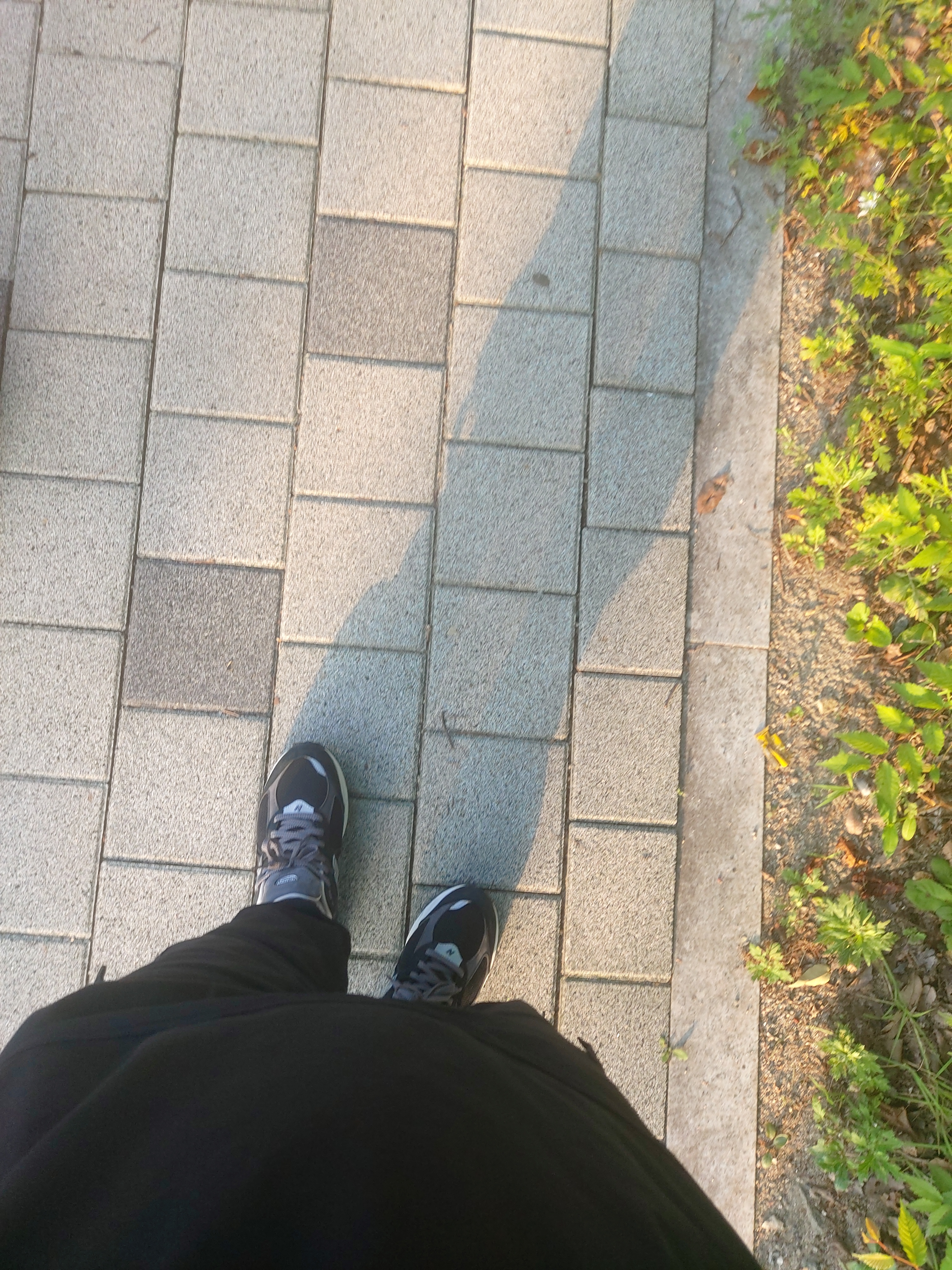 New Balance 2002R Premium Vintage Black 착용 스타일