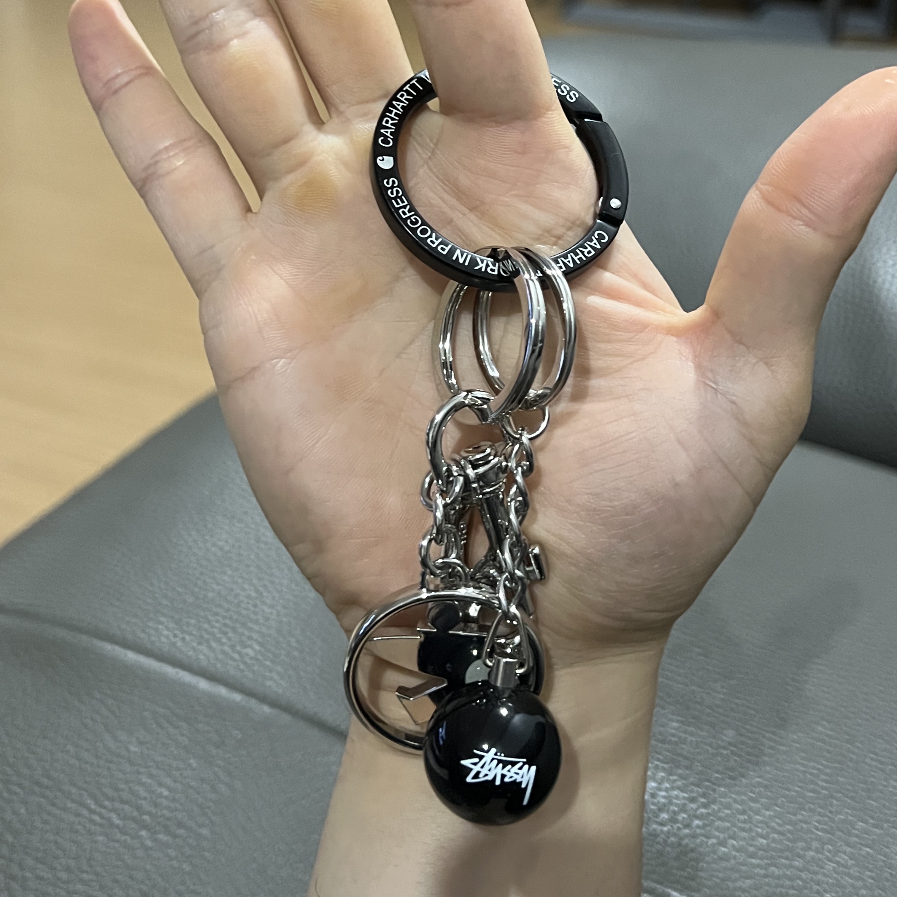 Stussy 8 Ball Keychain Black, Stussy Surfman Keychain Silver 착용 스타일 - 1