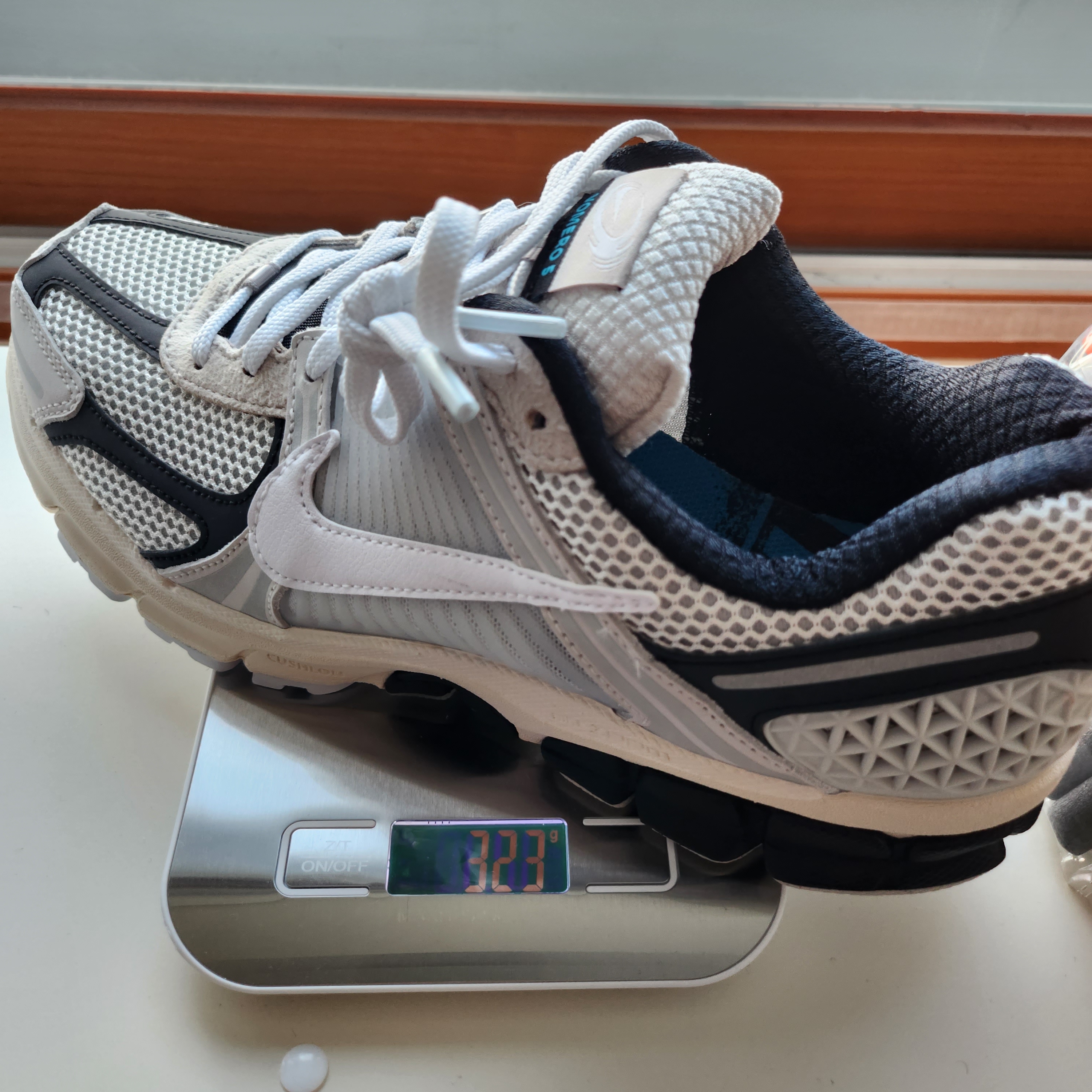 Nike Zoom Vomero 5 Light Bone and Black 착용 스타일 - 2