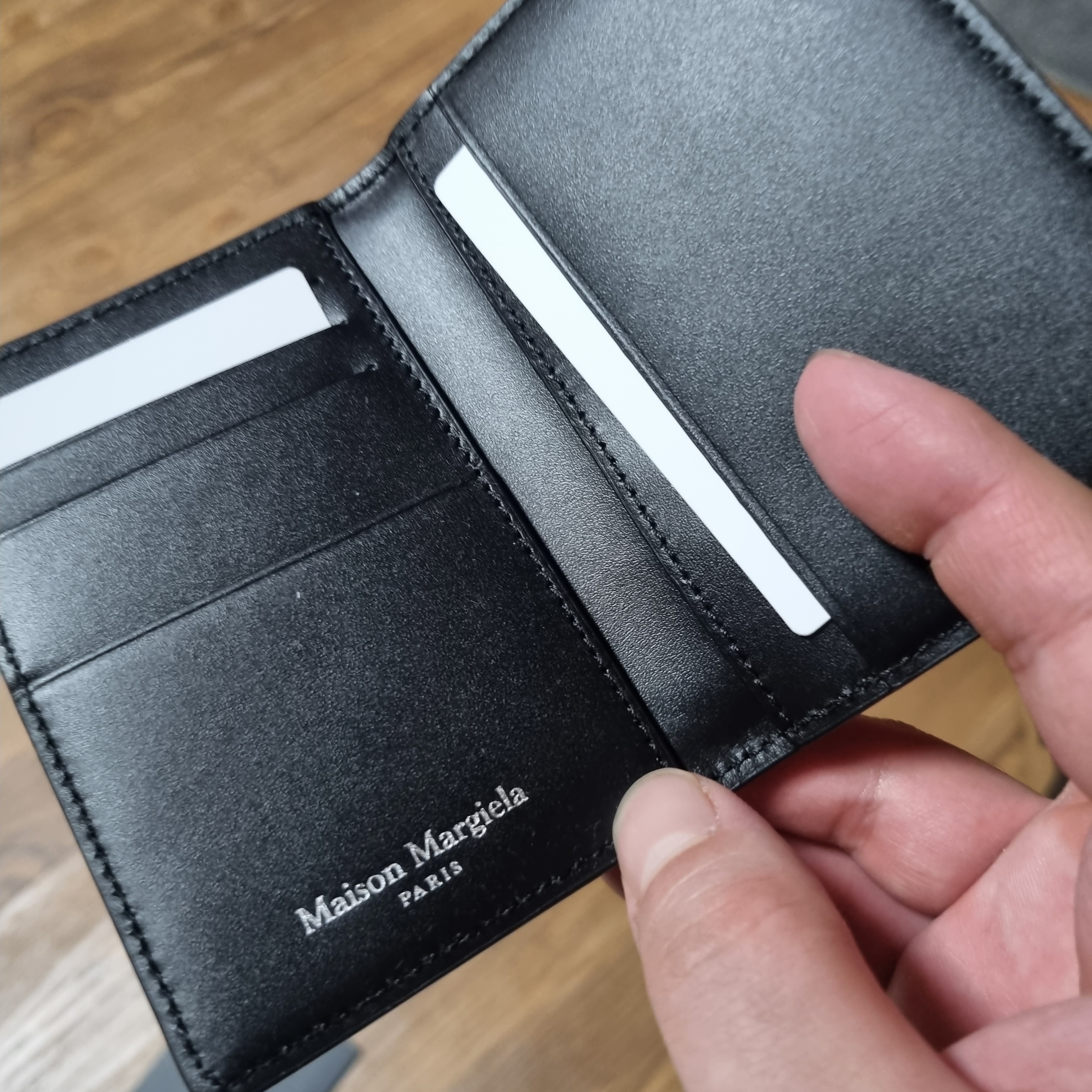 Maison Margiela Leather Bi-Fold Card Holder Black 착용 스타일 - 5
