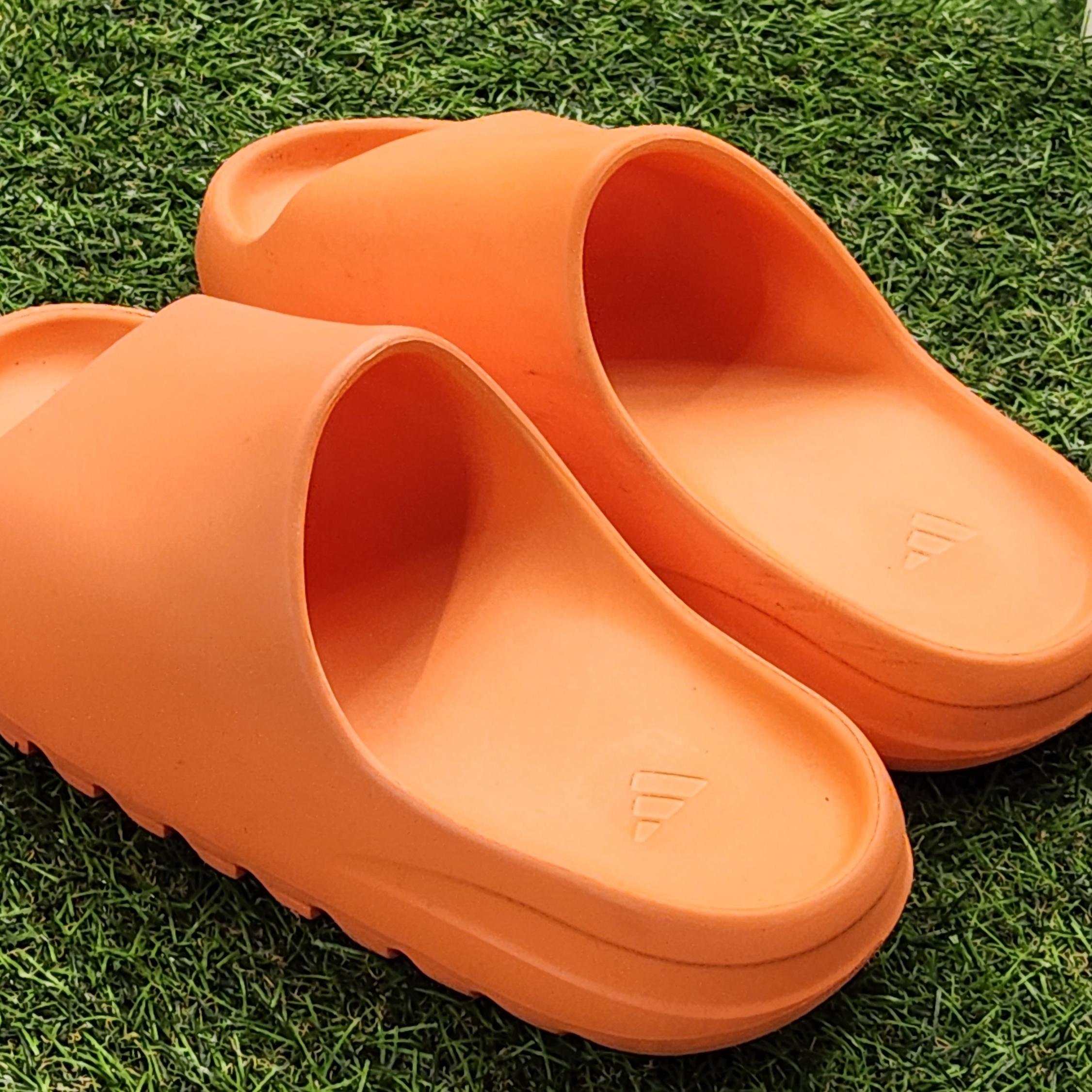 Adidas Yeezy Slide Enflame Orange 착용 스타일 - 3