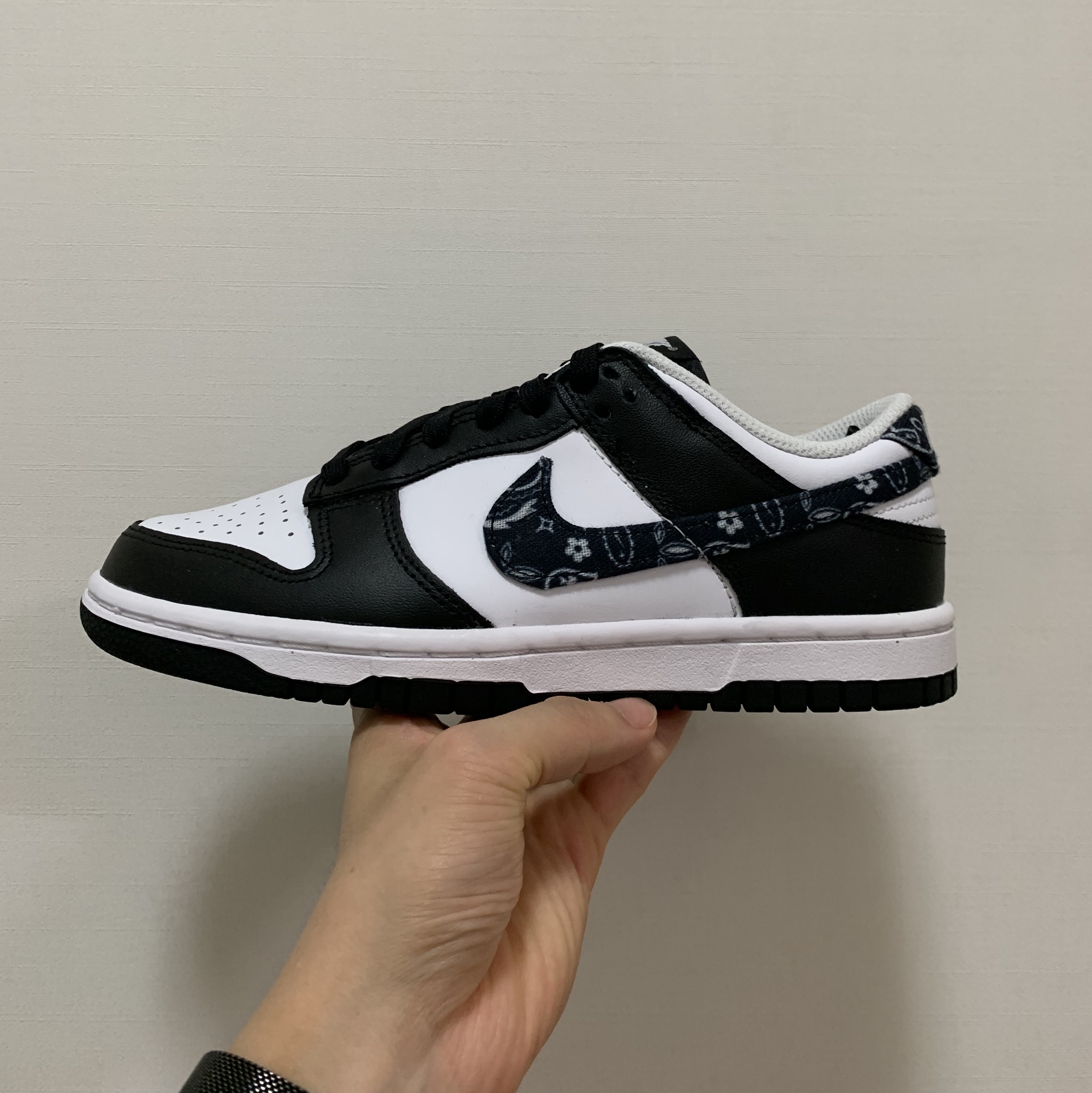 (W) Nike Dunk Low Essential Black Paisley 착용 스타일