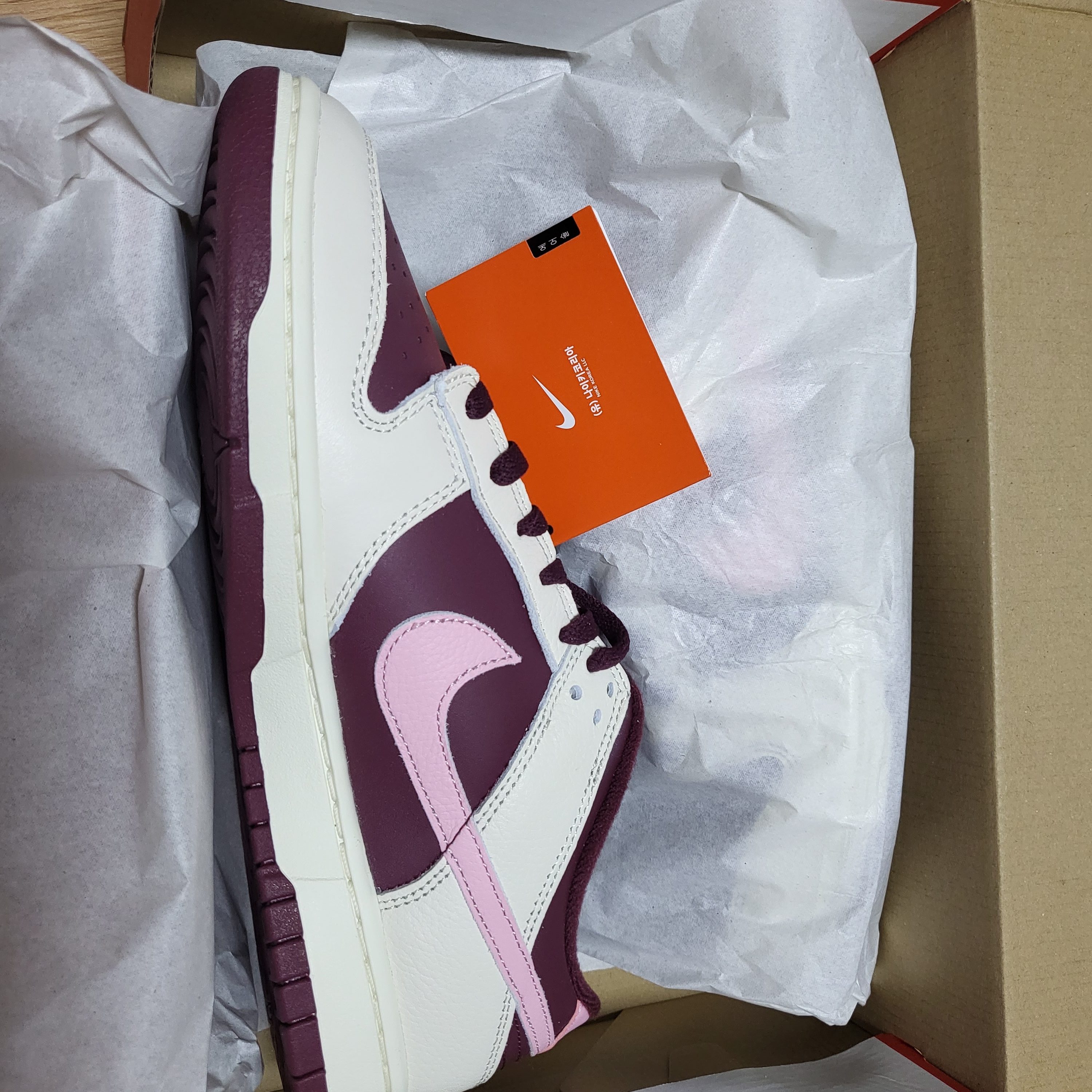 NIke Dunk Low Retro Night Maroon and Medium Soft Pink 착용 스타일