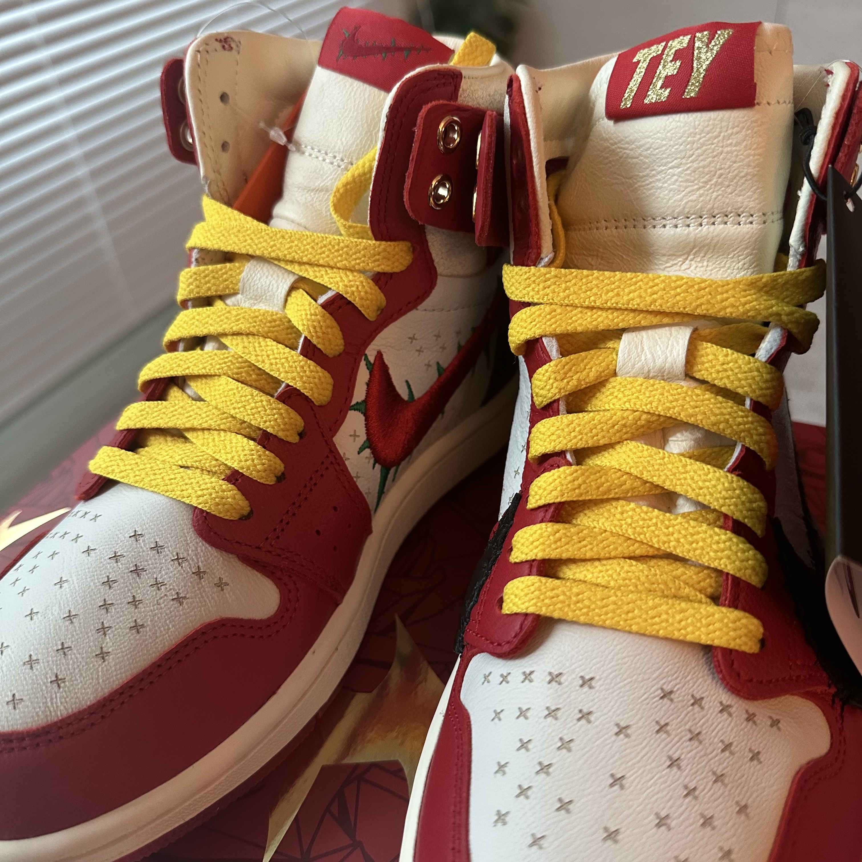 (W) Jordan 1 x Teyana Taylor Zoom CMFT 2 Gym Red 착용 스타일 - 1