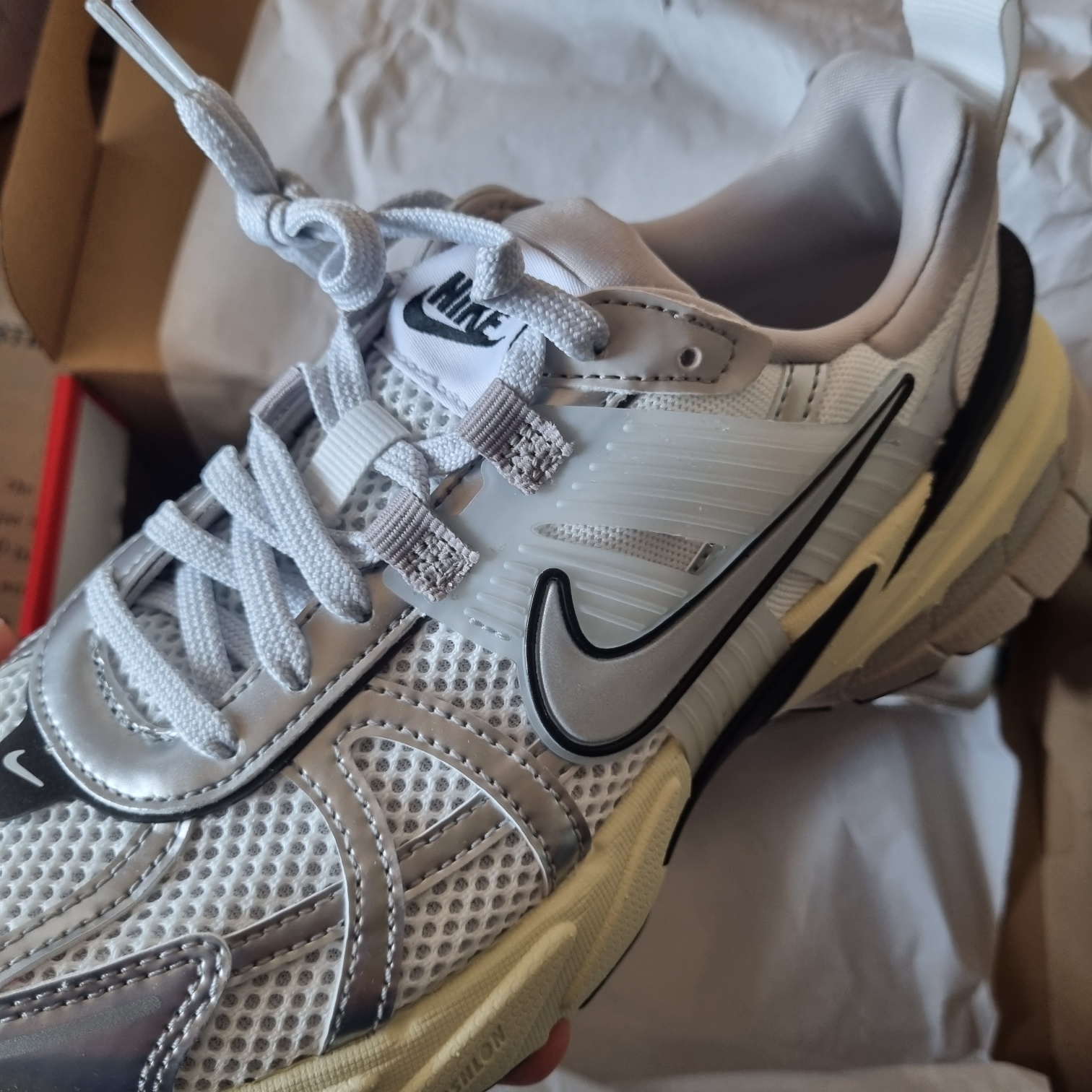Nike V2K Run Summit White Metallic Silver 착용 스타일 - 2
