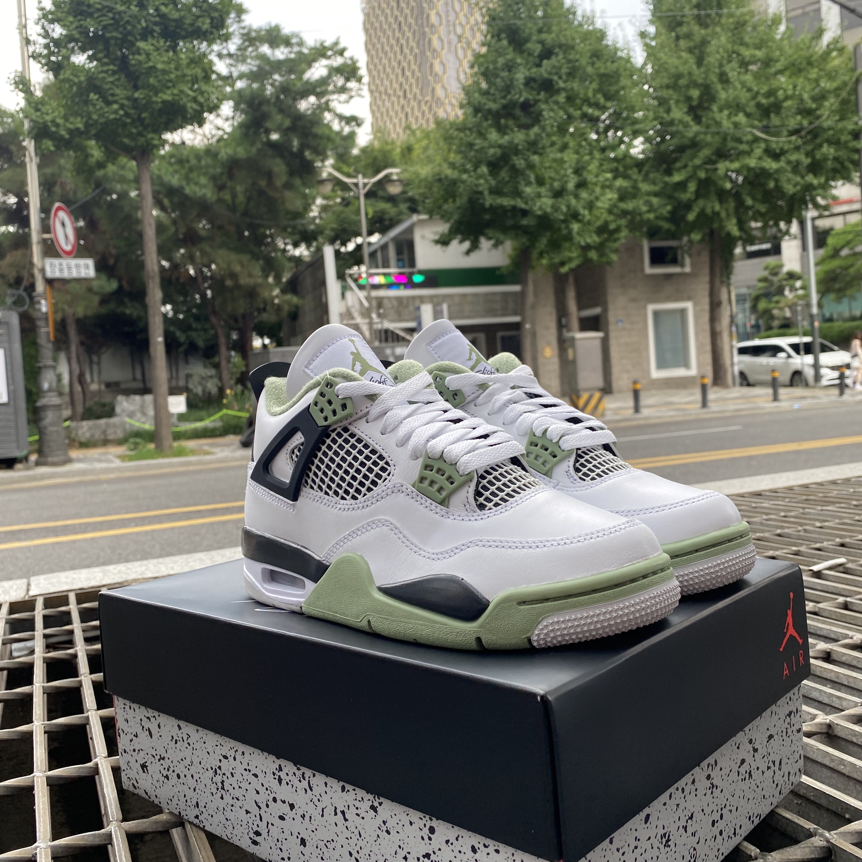 (W) Jordan 4 Retro Oil Green 착용 스타일