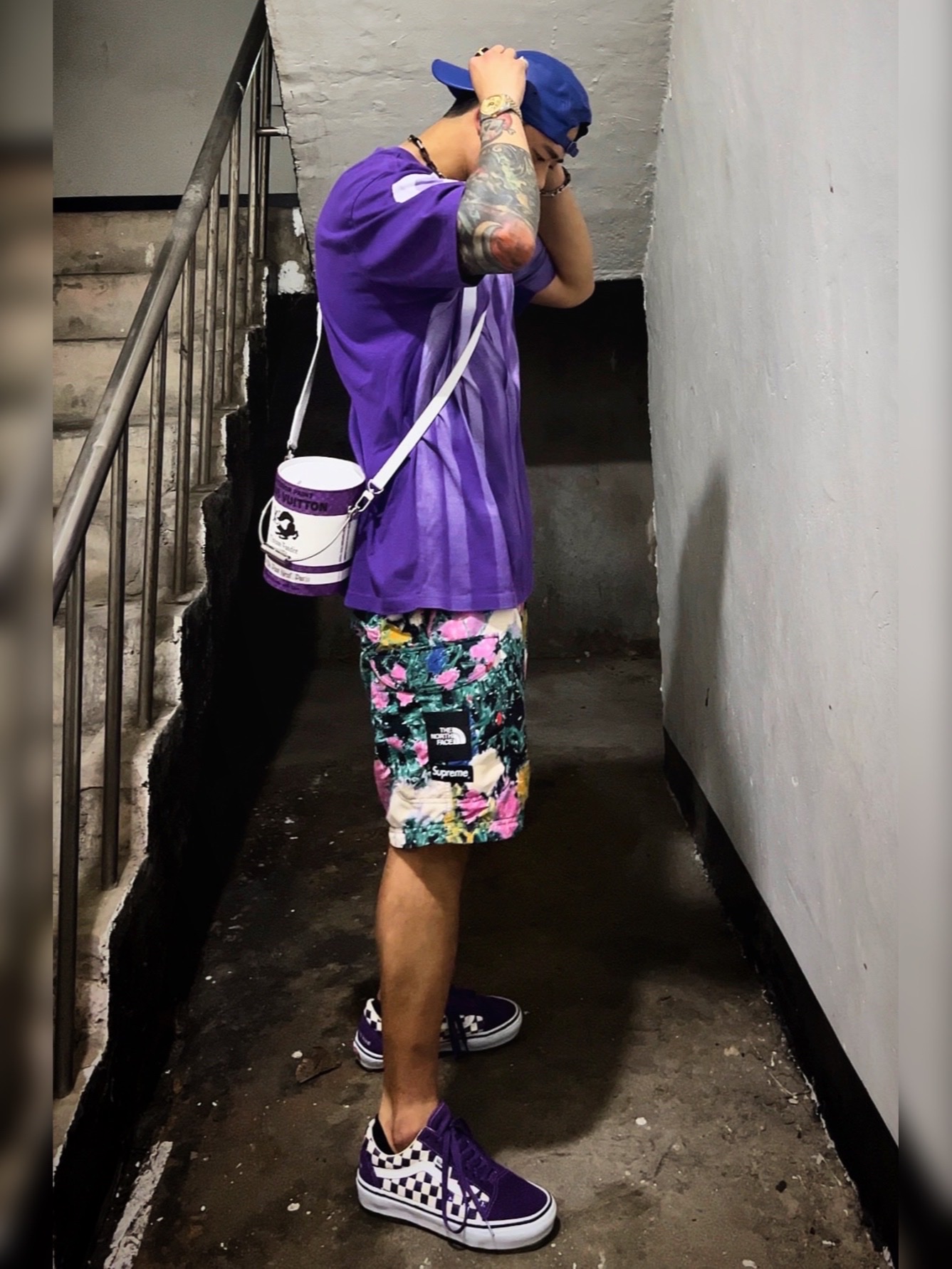 Supreme Leather Camp Cap Royal - 21SS, Supreme Bleed Logo S/S Top White - 20FW 착용 스타일 - 2