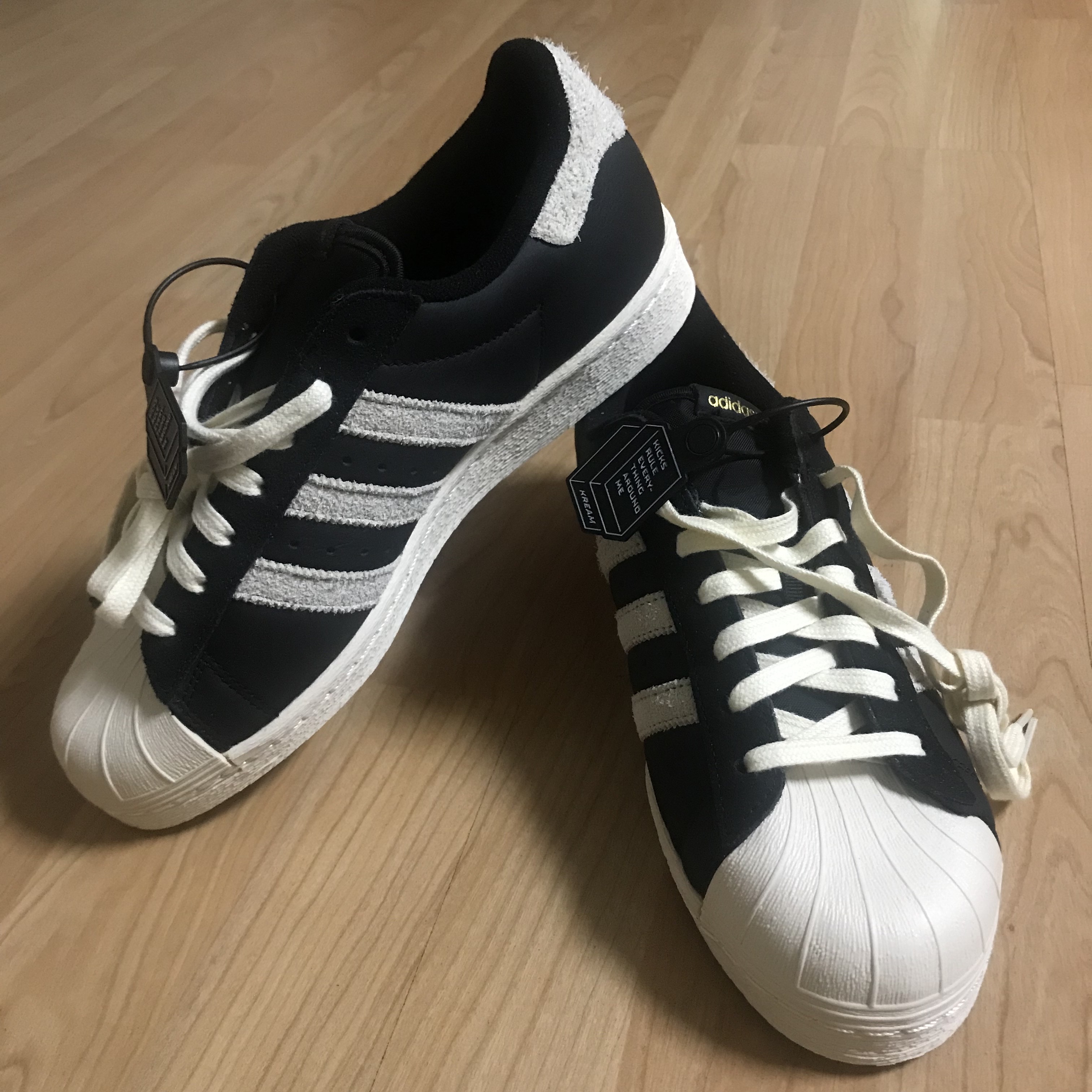 Adidas Superstar 82 Black White 착용 스타일 - 2