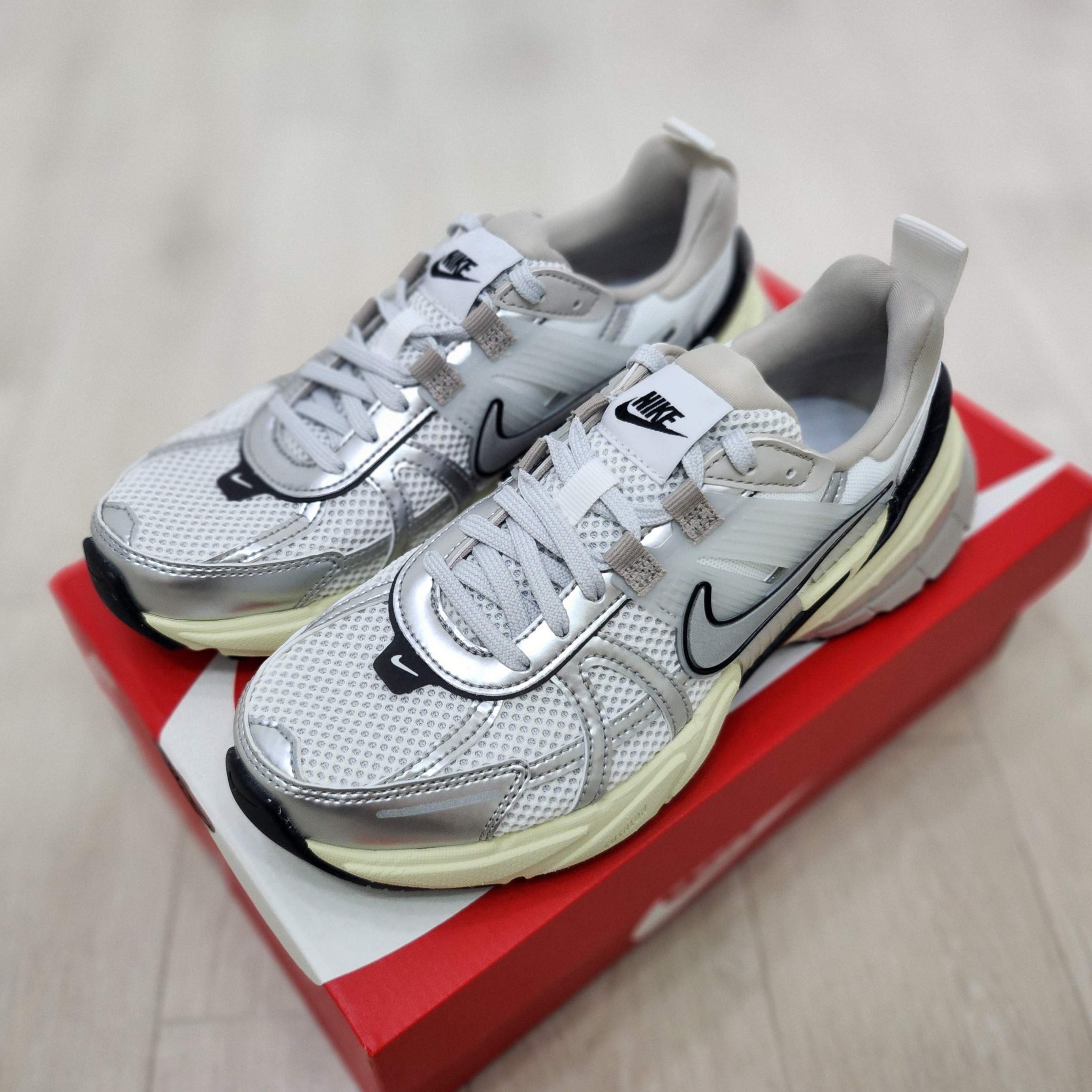 Nike V2K Run Summit White Metallic Silver 착용 스타일 - 2
