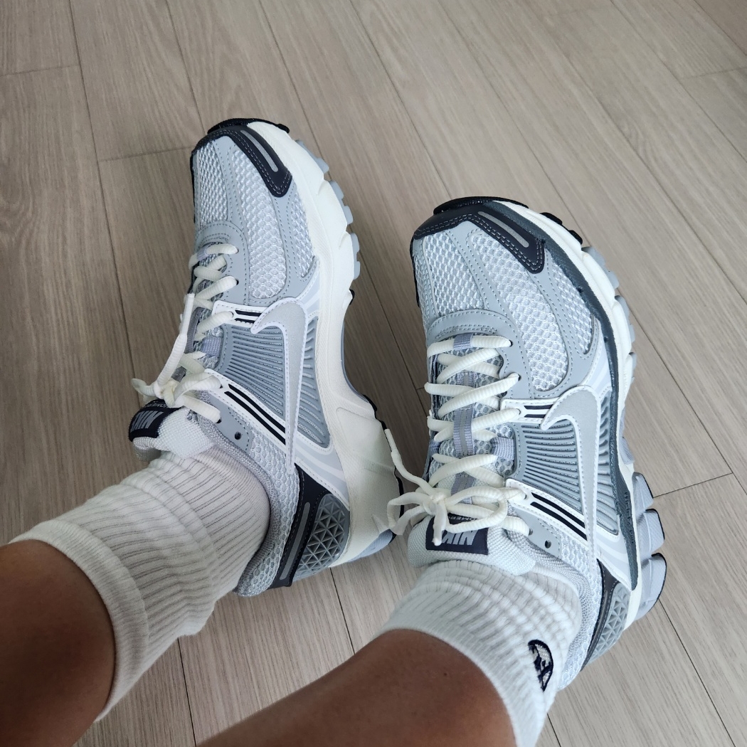 (W) Nike Zoom Vomero 5 Pure Platinum Metallic Silver 착용 스타일