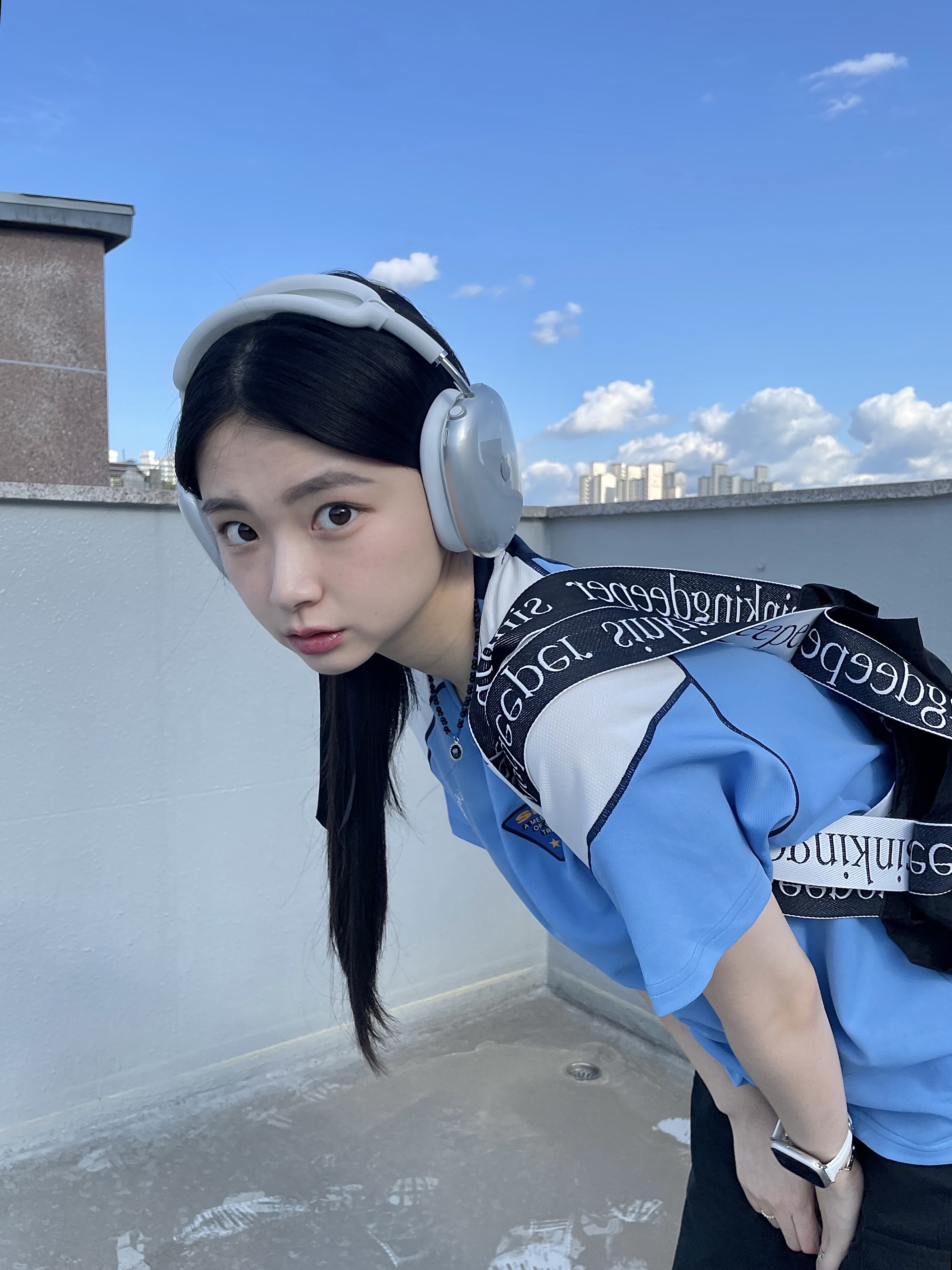 Apple AirPods Max Lightning Silver (Korean Ver.), Apple Watch Nike Series 7 45mm GPS Starlight Aluminum Case with Nike Sport Band Pure Platinum Black (Korean Ver.) 착용 스타일 - 4