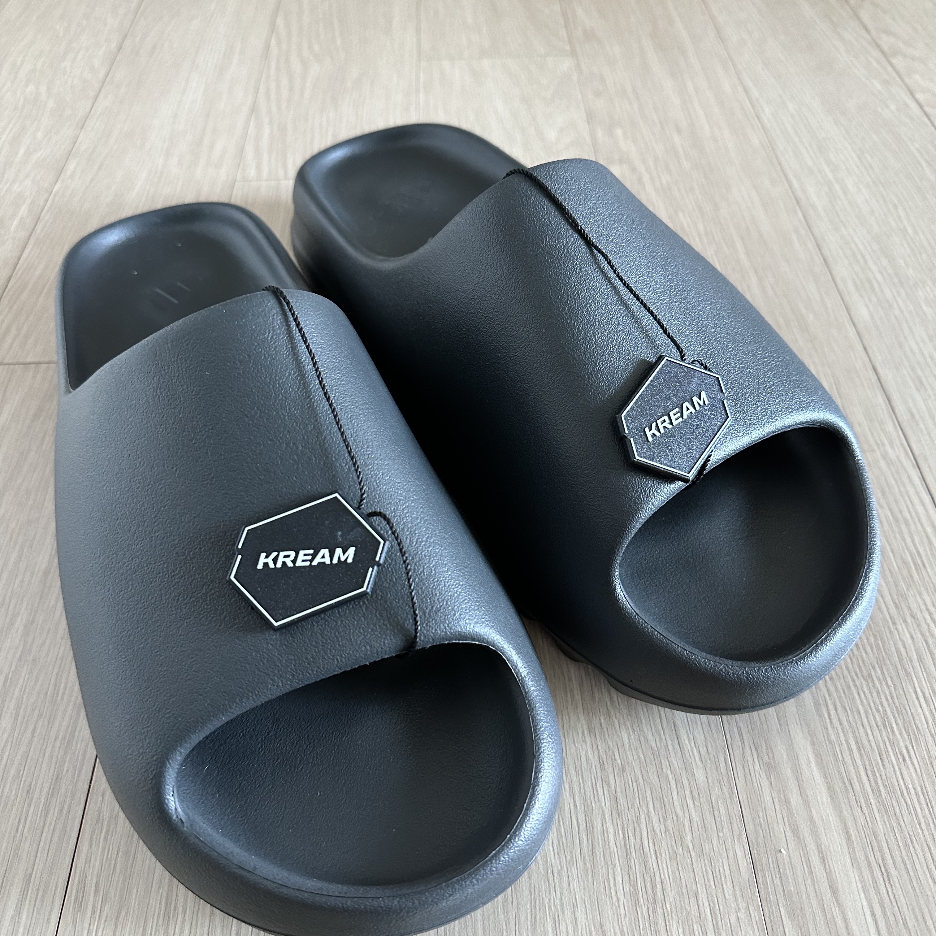 Adidas Yeezy Slide Onyx 착용 스타일 - 1
