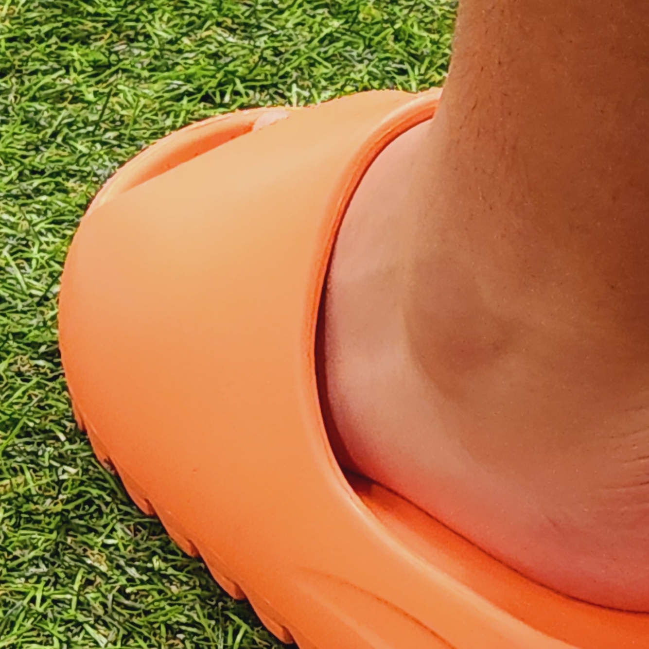 Adidas Yeezy Slide Enflame Orange 착용 스타일 - 4
