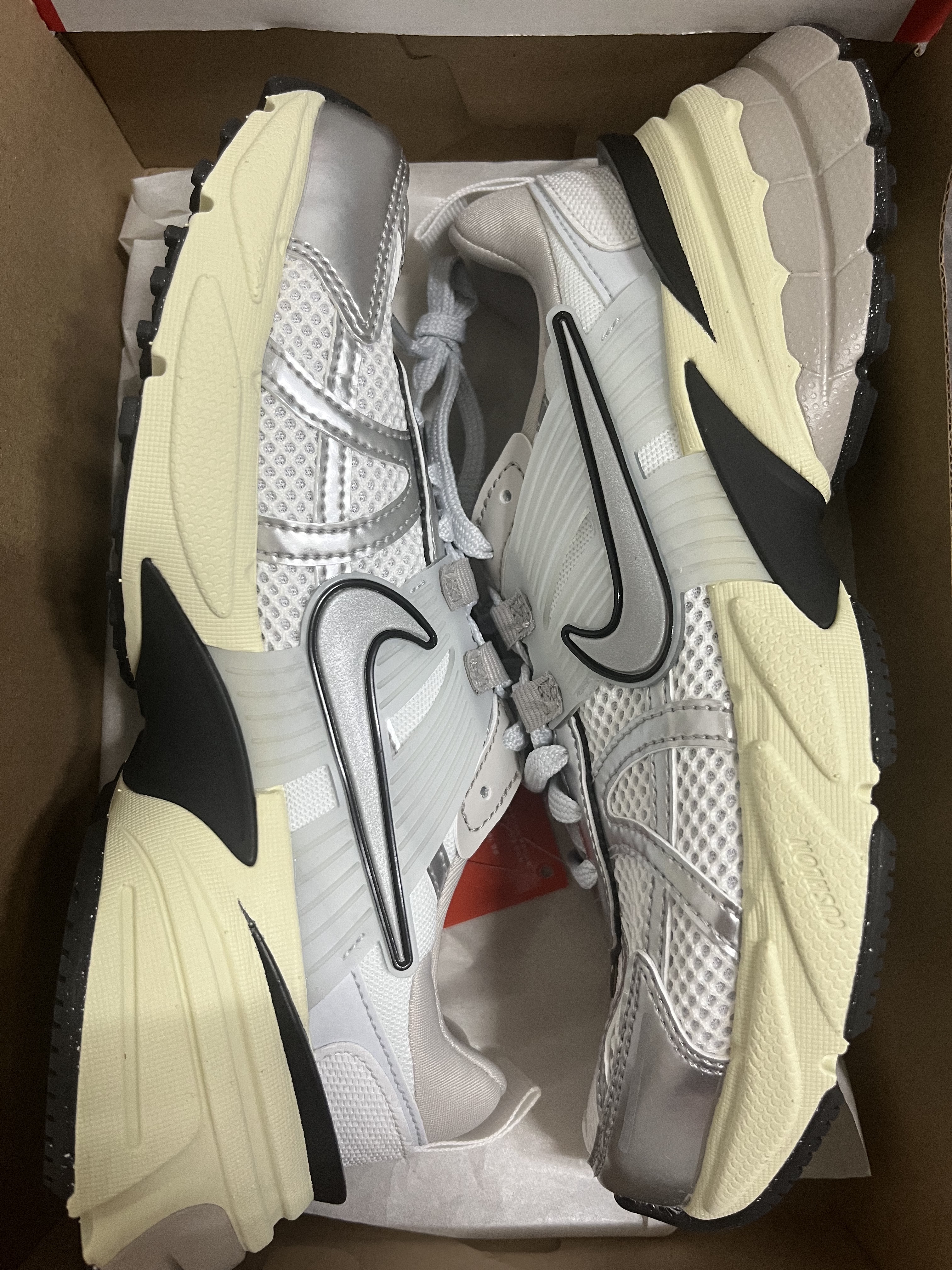 Nike V2K Run Summit White Metallic Silver 착용 스타일
