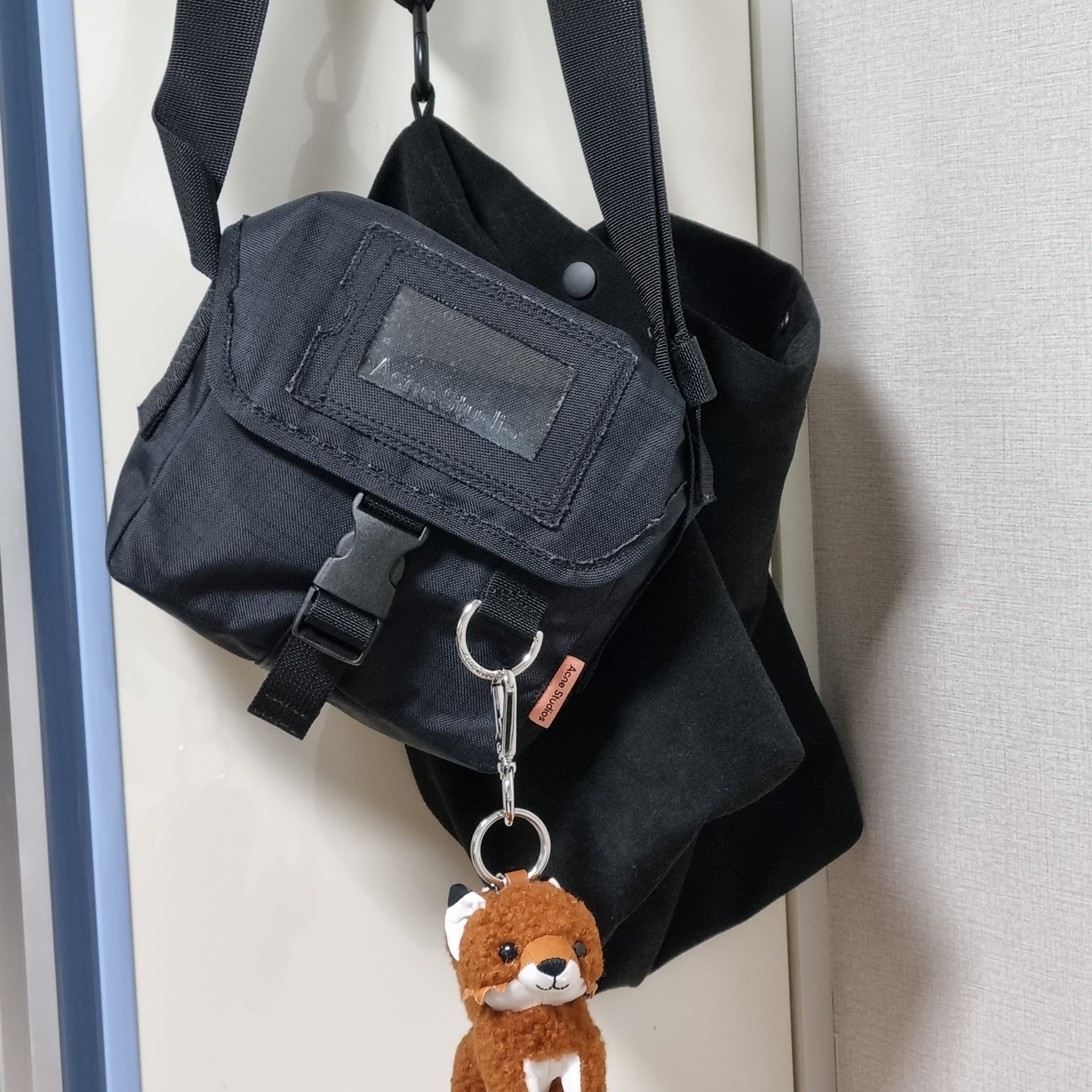 Maison Kitsune Small Fox Bag Charm Camel 착용 스타일