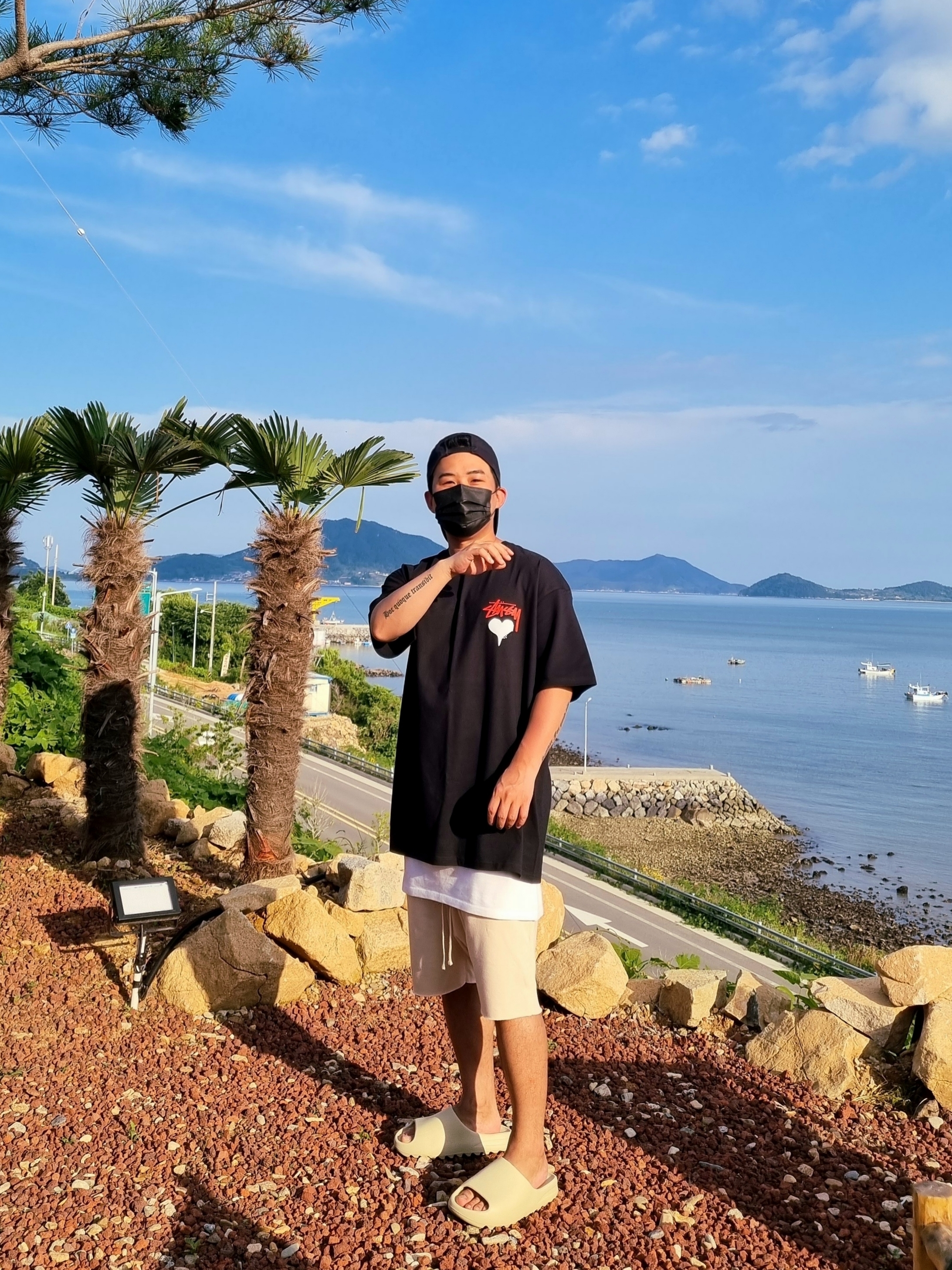 Stussy Stock Heart T-Shirt Black, Adidas Yeezy Slide Bone 2022/2023 착용 스타일