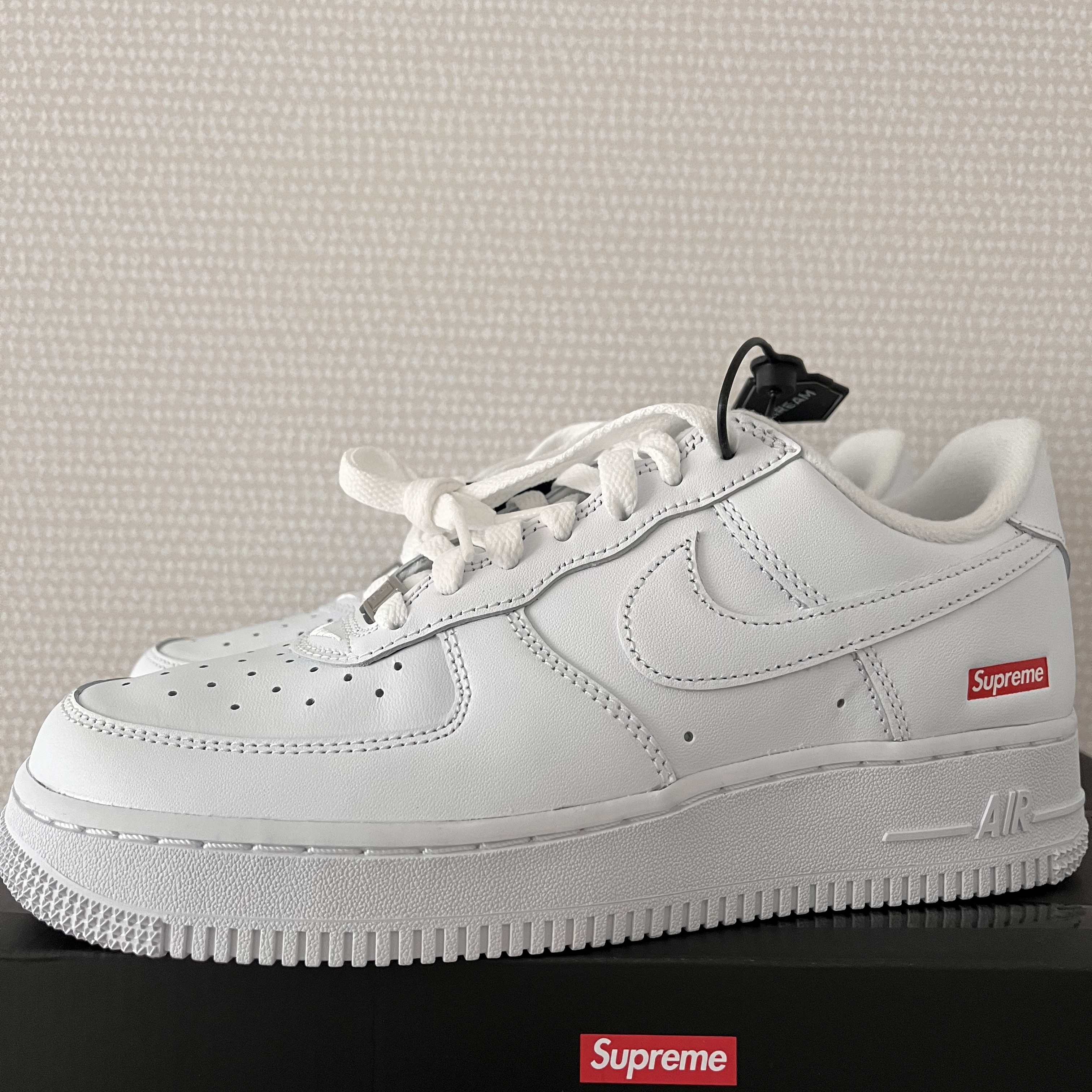 Nike x Supreme Air Force 1 Low White 착용 스타일 - 1