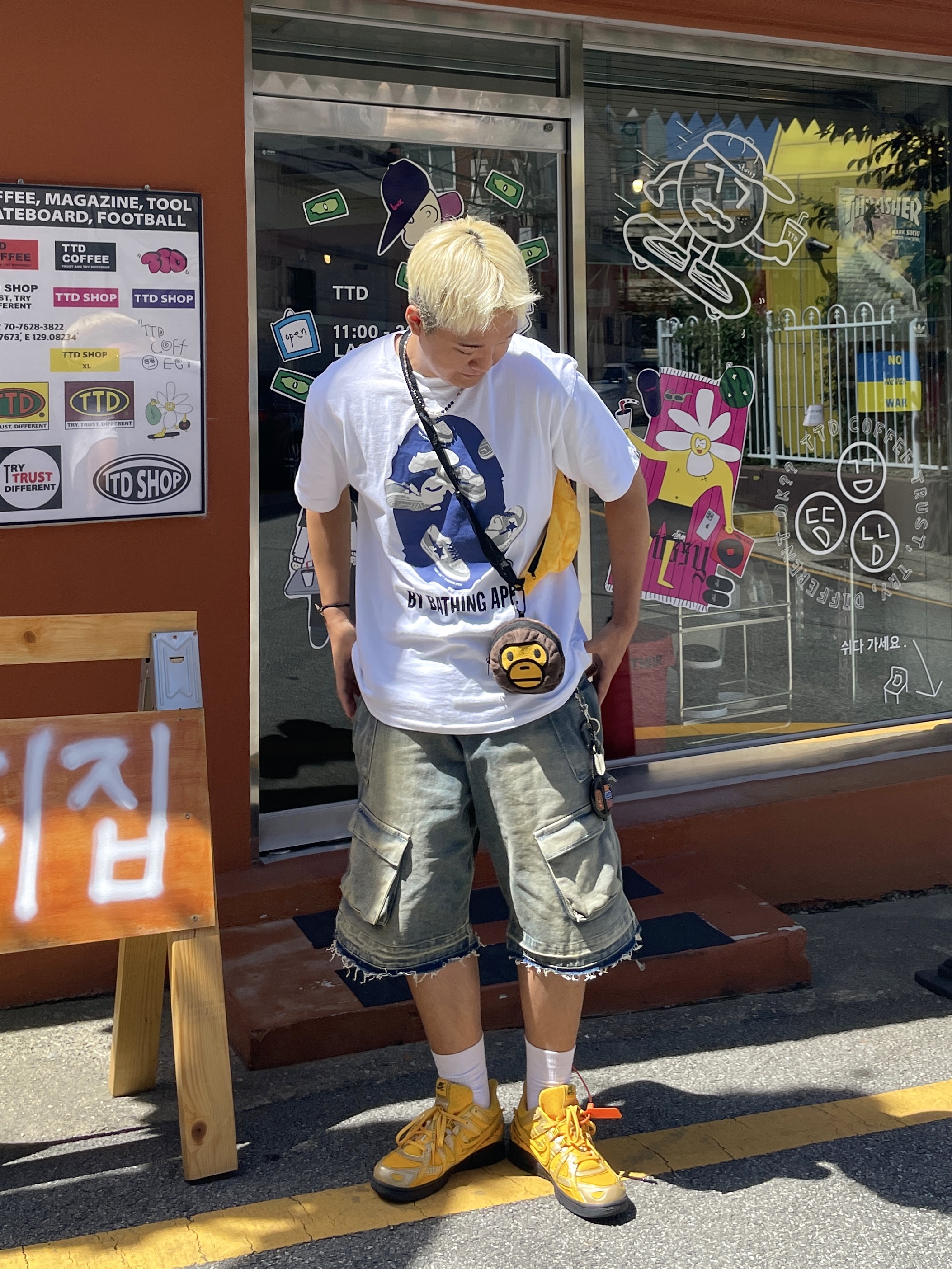 Nos Couleurs Old Washed Cargo Denim Shorts Blue, Nike x Off-White Air Rubber Dunk University Gold 착용 스타일 - 1