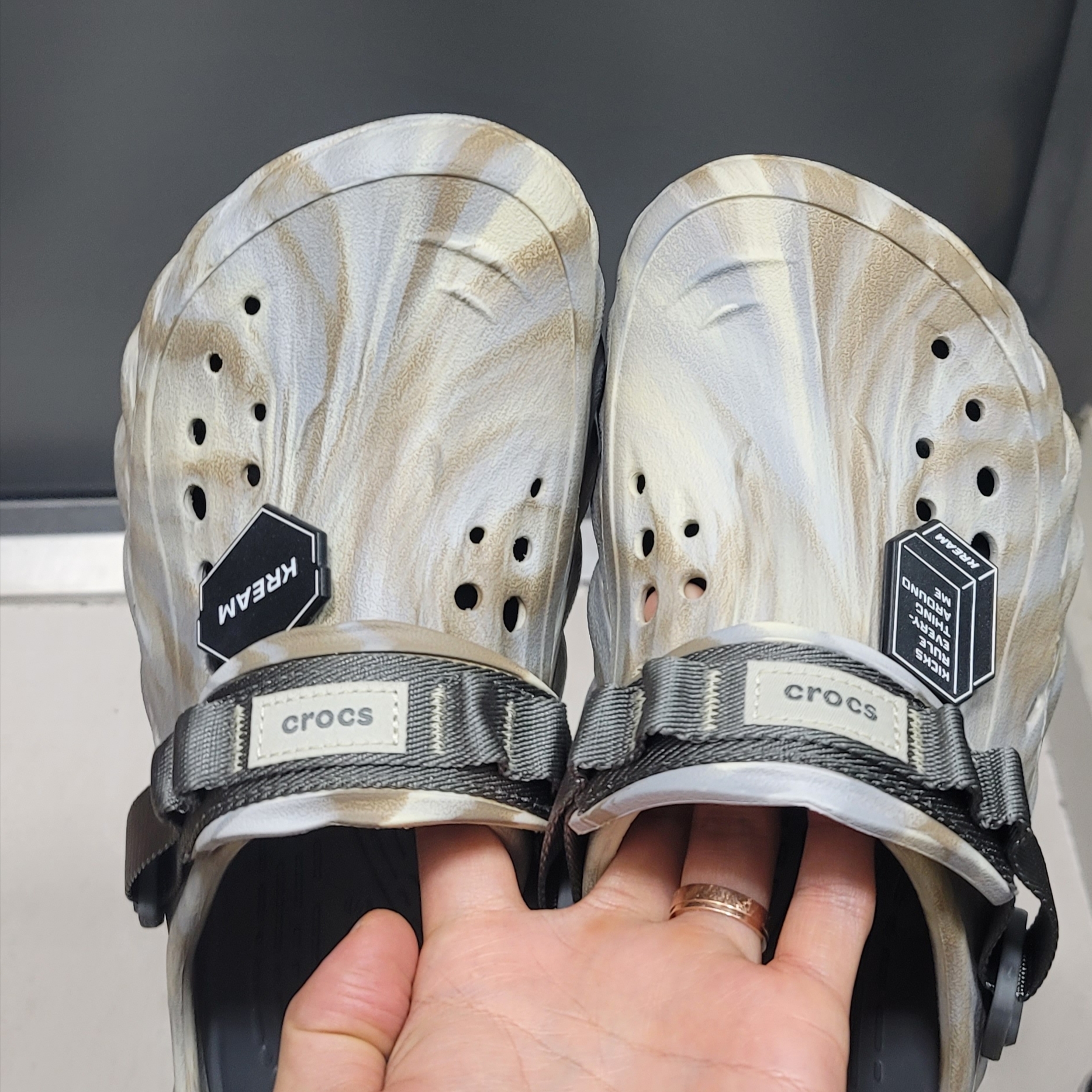 Crocs Echo Marbled Clog Bone Multi 착용 스타일