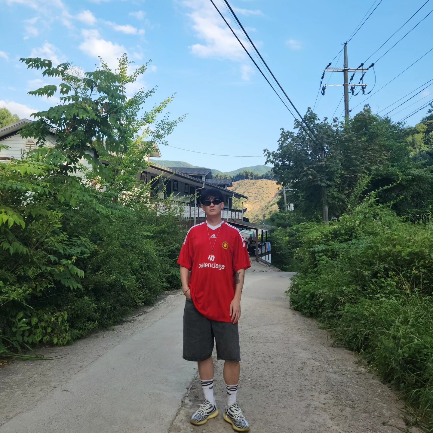 Gentle Monster x Maison Margiela MM005 Black Black, Balenciaga x Adidas Oversized Football T-Shirt Red 착용 스타일