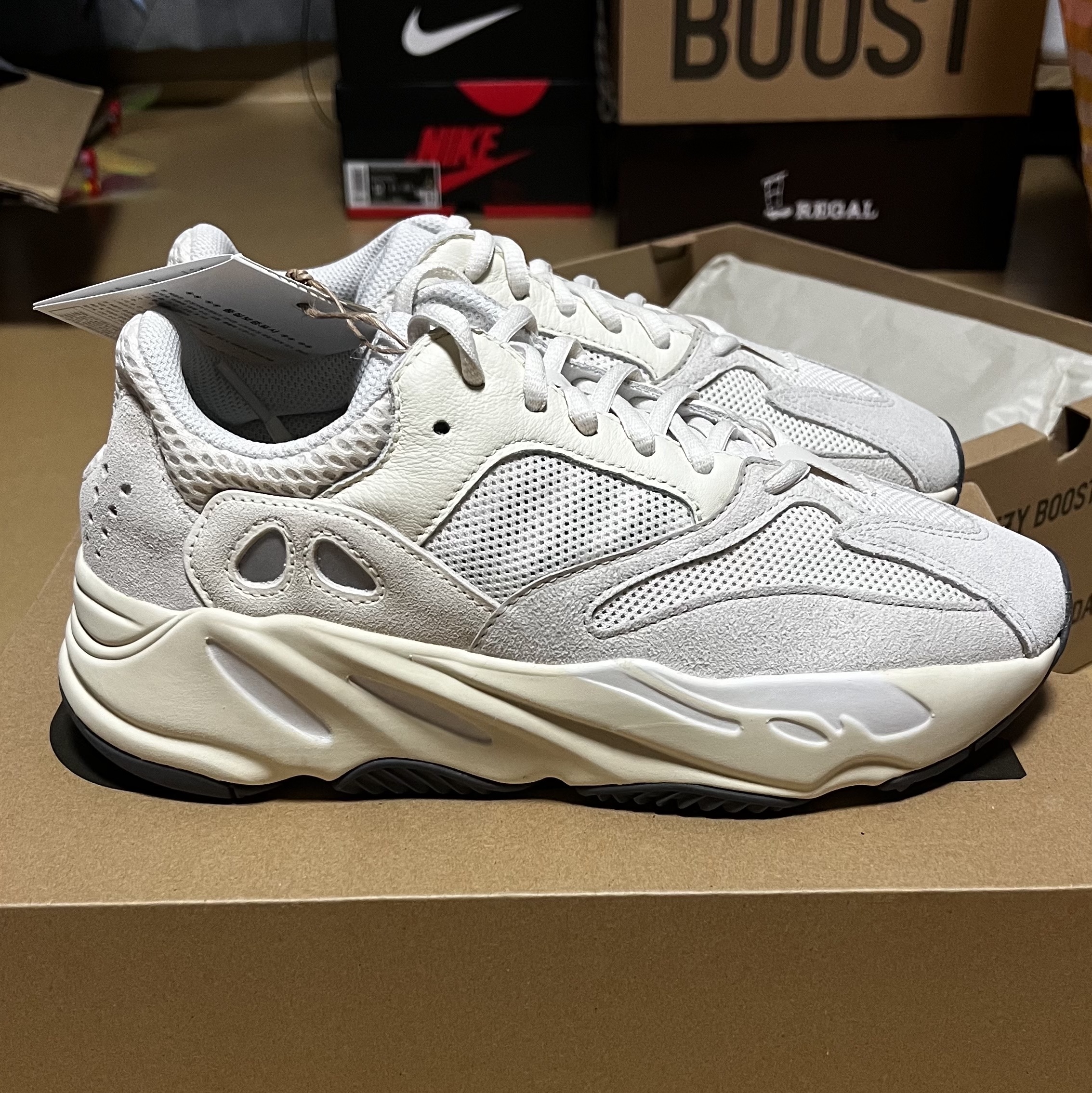 Adidas Yeezy Boost 700 Analog 2022/2023 착용 스타일 - 1