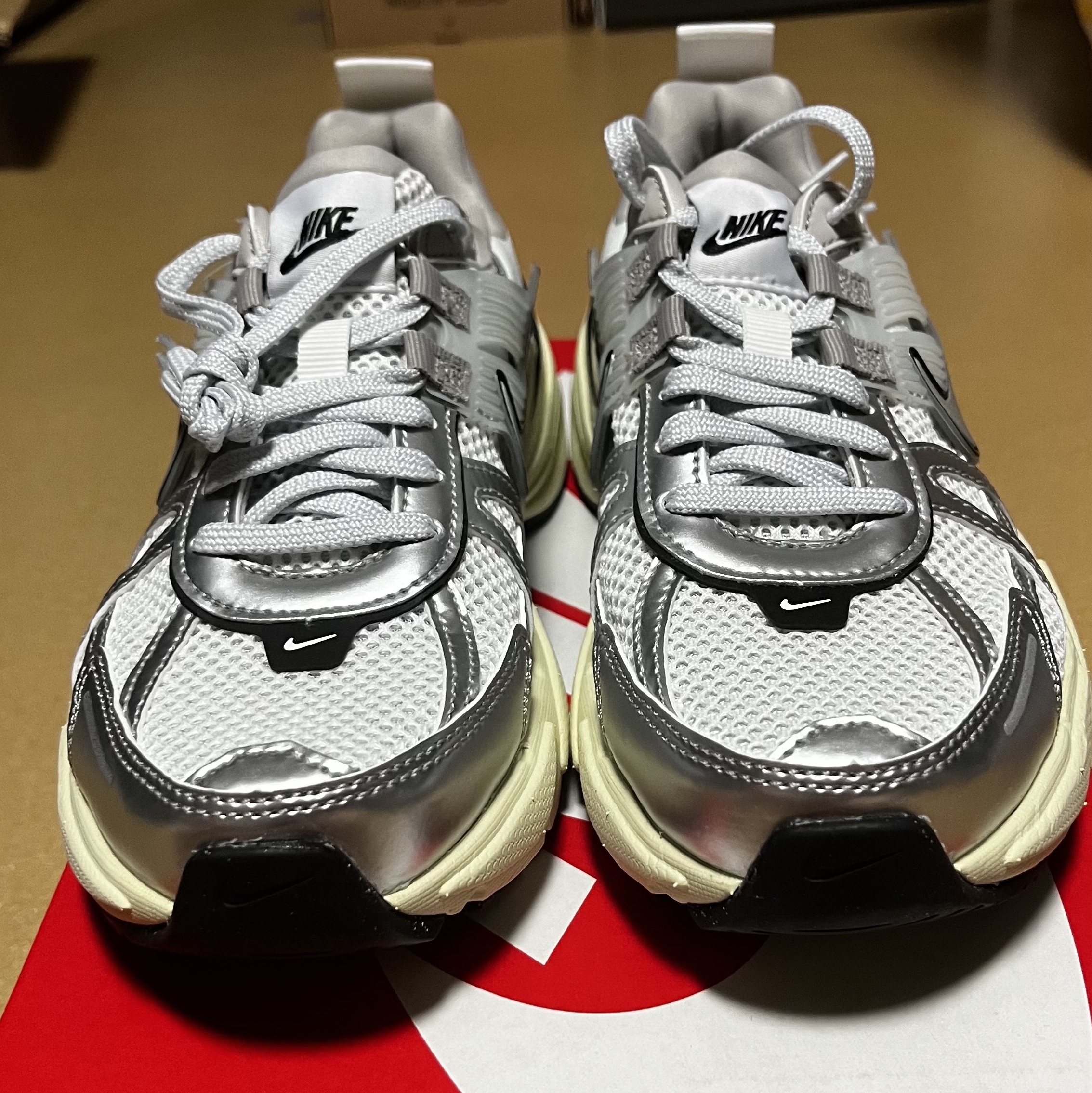 Nike V2K Run Summit White Metallic Silver 착용 스타일 - 2