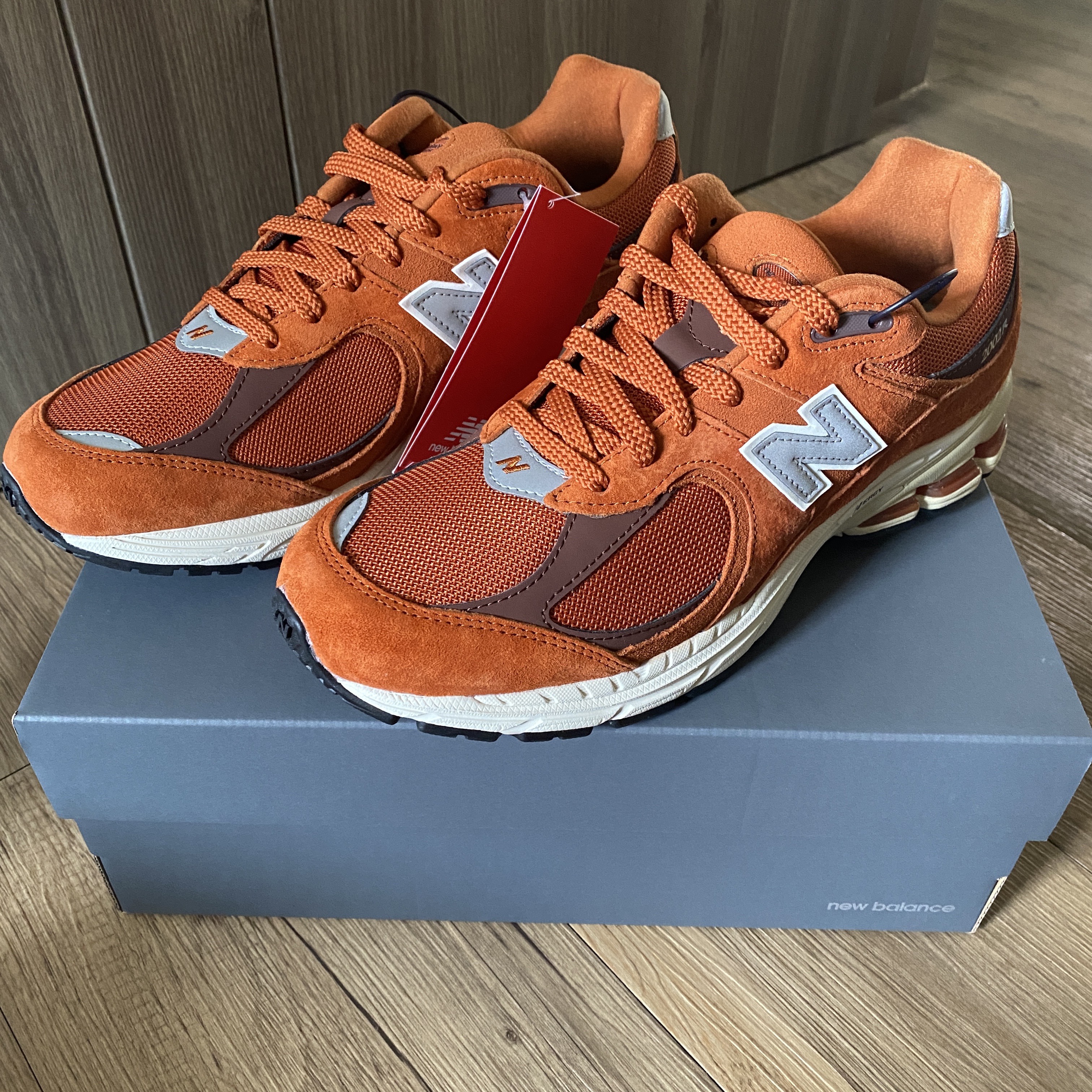 New Balance 2002R Rust Oxide 착용 스타일 - 1