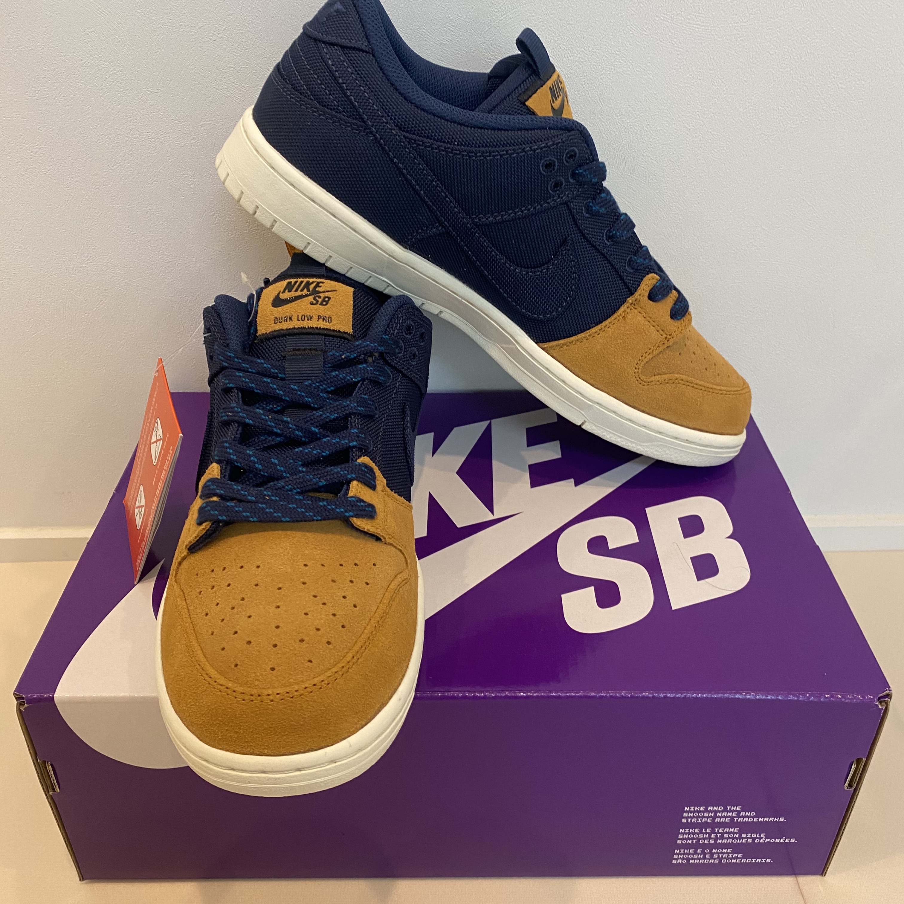 Nike SB Dunk Low Pro Premium Desert Ochre and Midnight Navy 착용 스타일 - 2