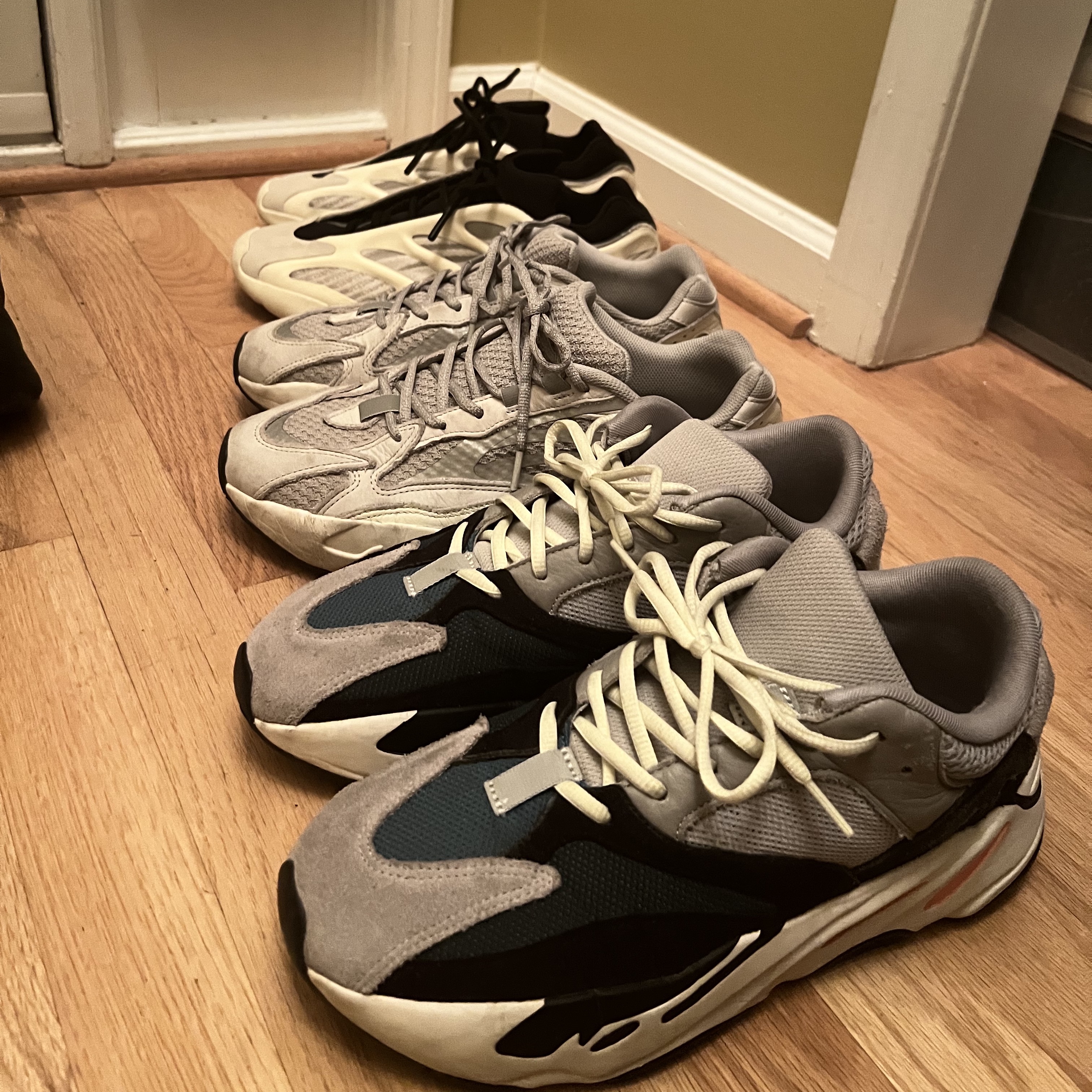 Adidas Yeezy Boost 700 V2 Static 2022, Adidas Yeezy 700 V3 Azael 2022/2023 착용 스타일